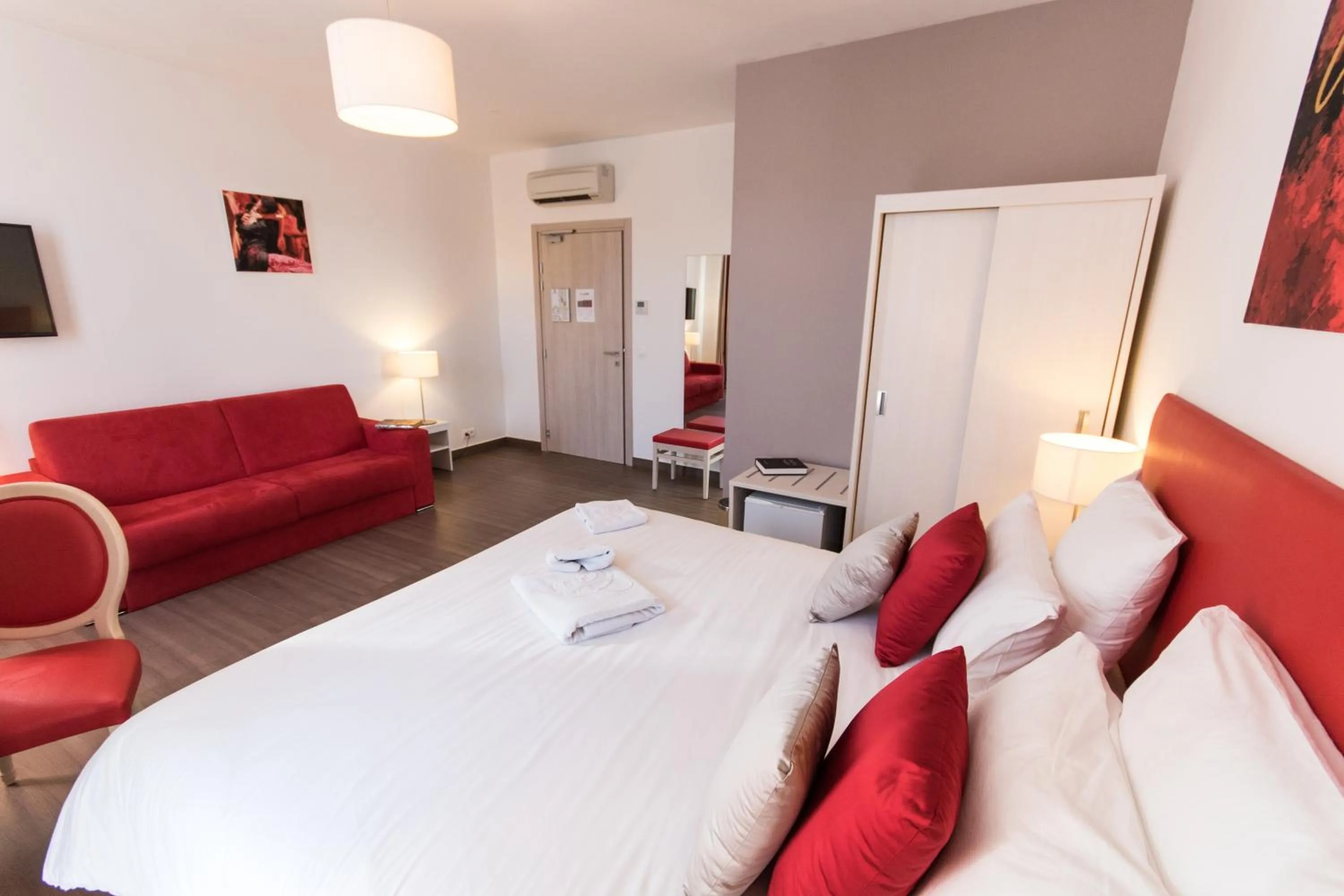 Photo of the whole room, Bed in Hôtel CASABELLA Cannes Mouans Sartoux