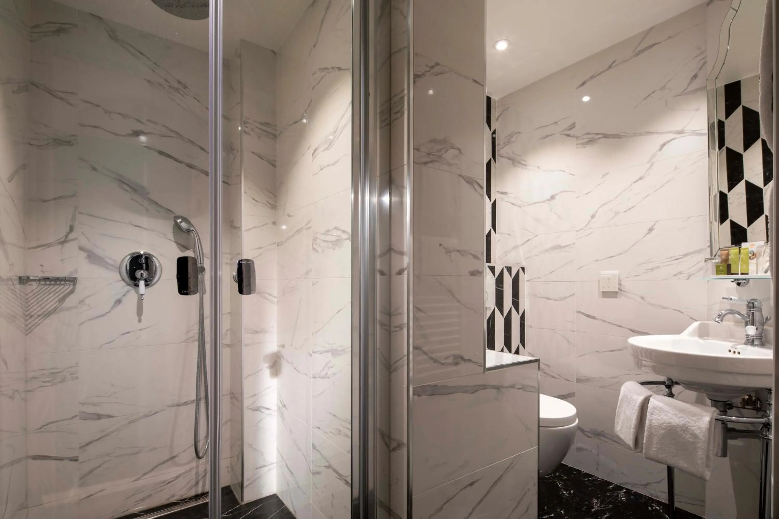Shower in Hotel & Spa Saint-Jacques