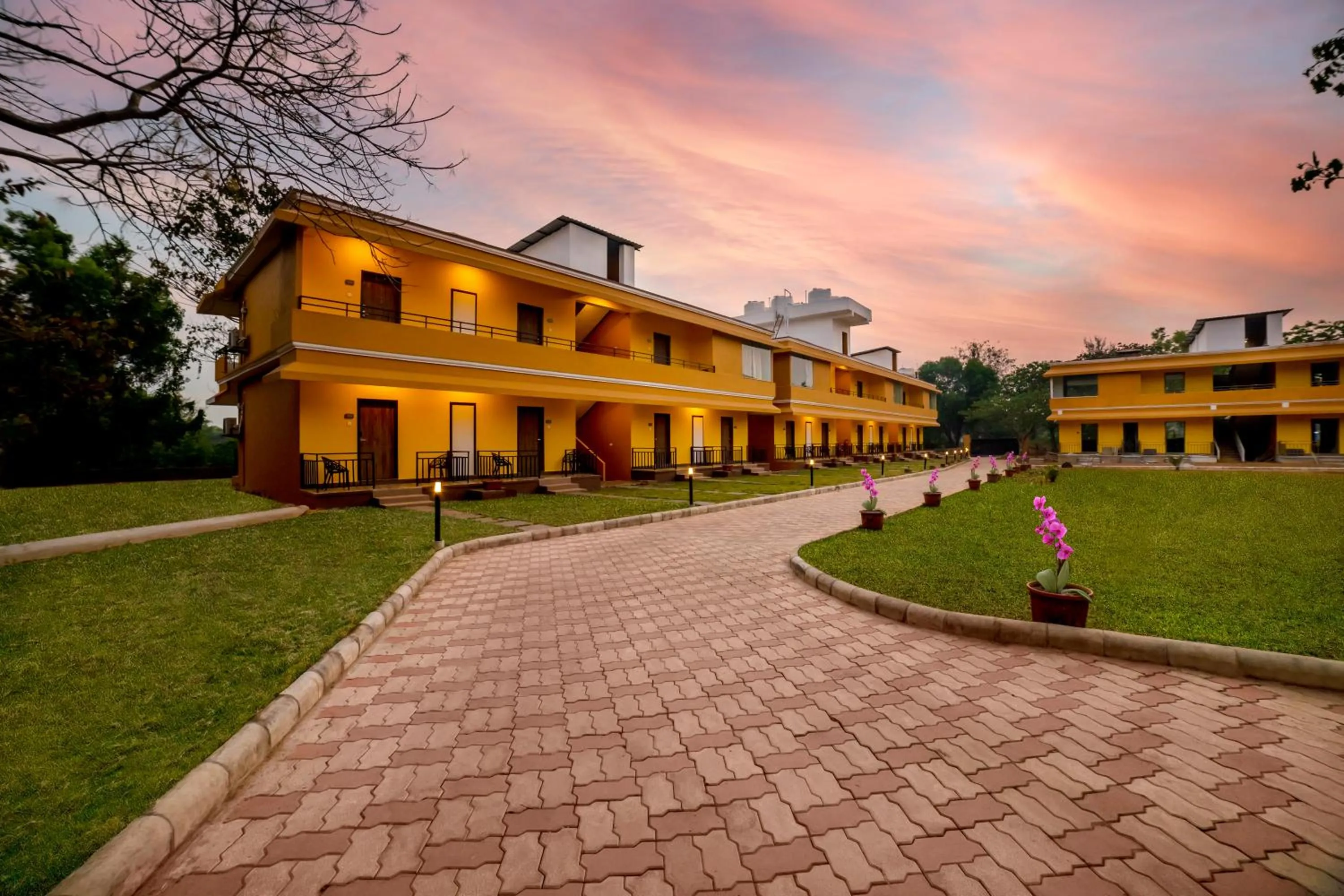 Facade/entrance in Sterling Karwar