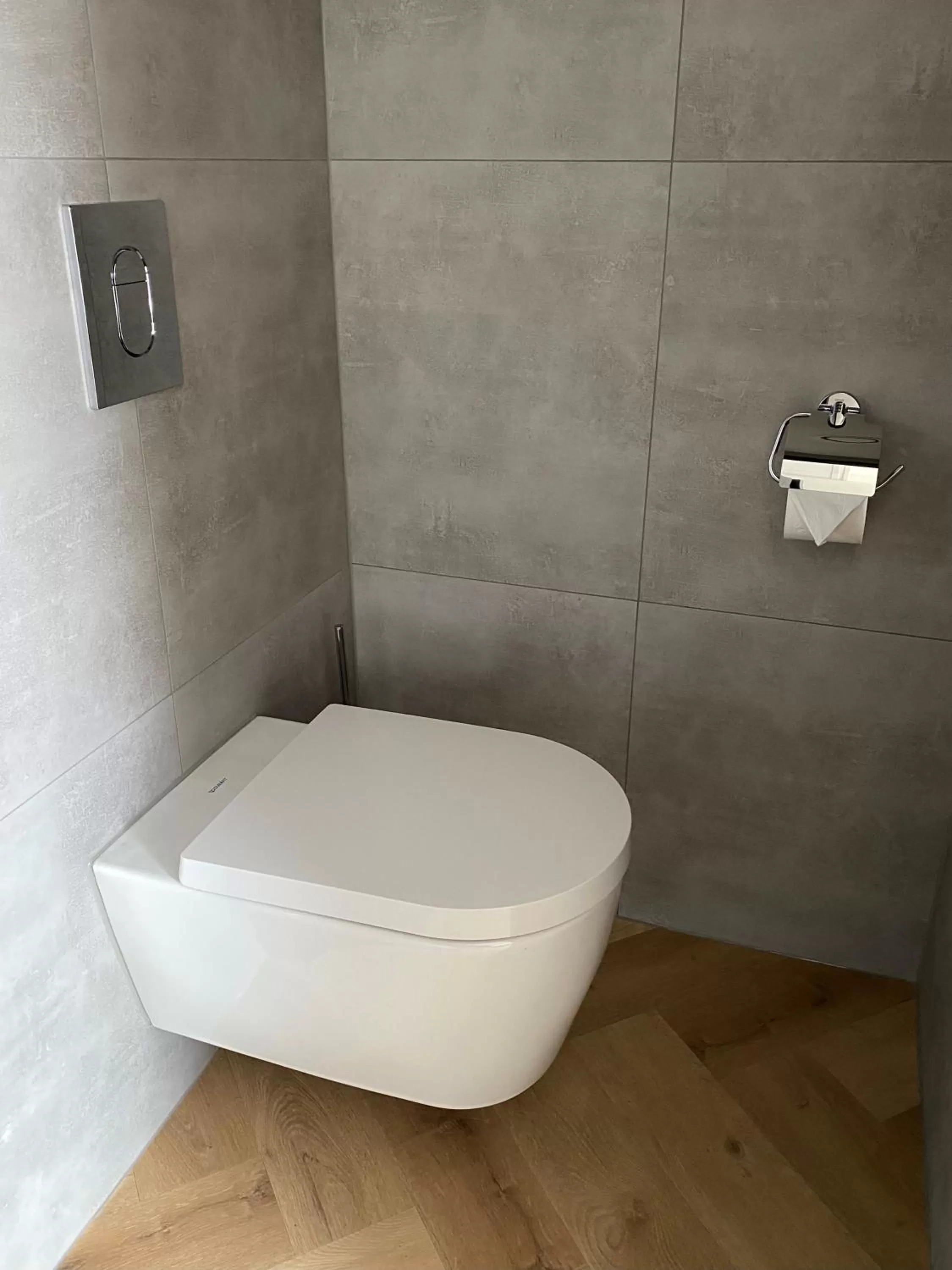 Toilet in Snoozz Hotels Bolsward Boutique hotel zonder receptie met digitale sleutel