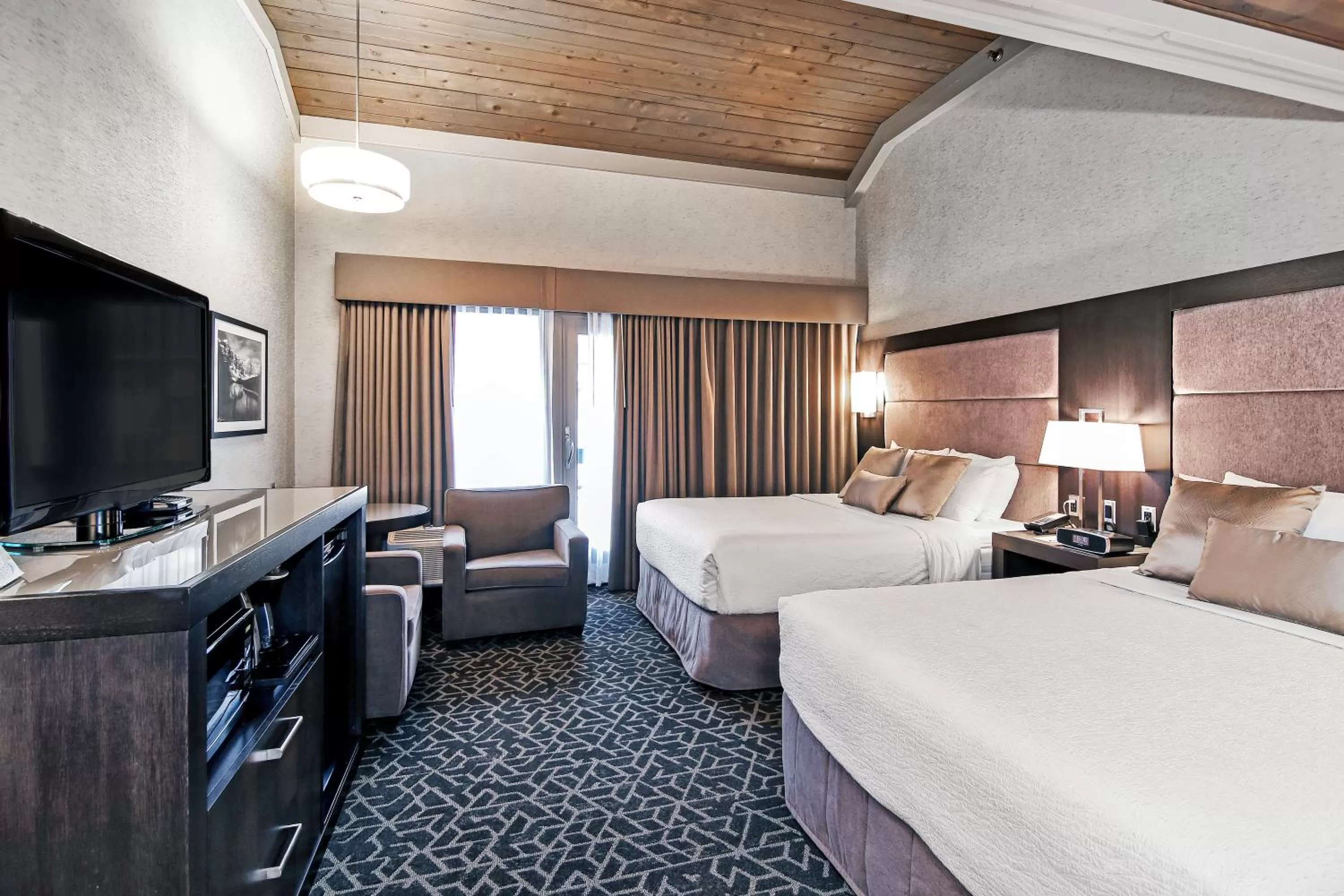 Photo of the whole room, Bed in Best Western Plus Banff International Lodge