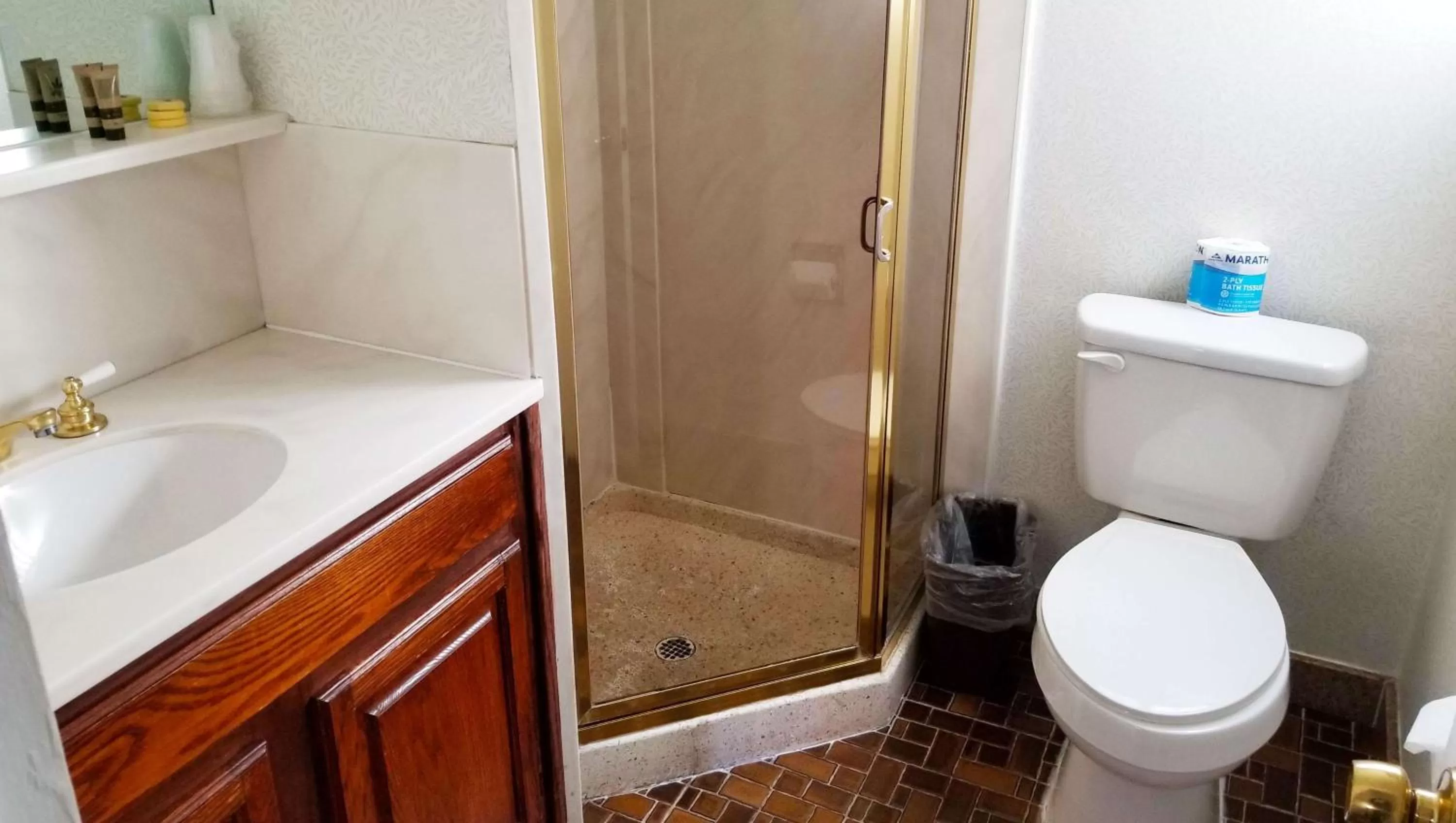 Bathroom in Pacific Heights Inn