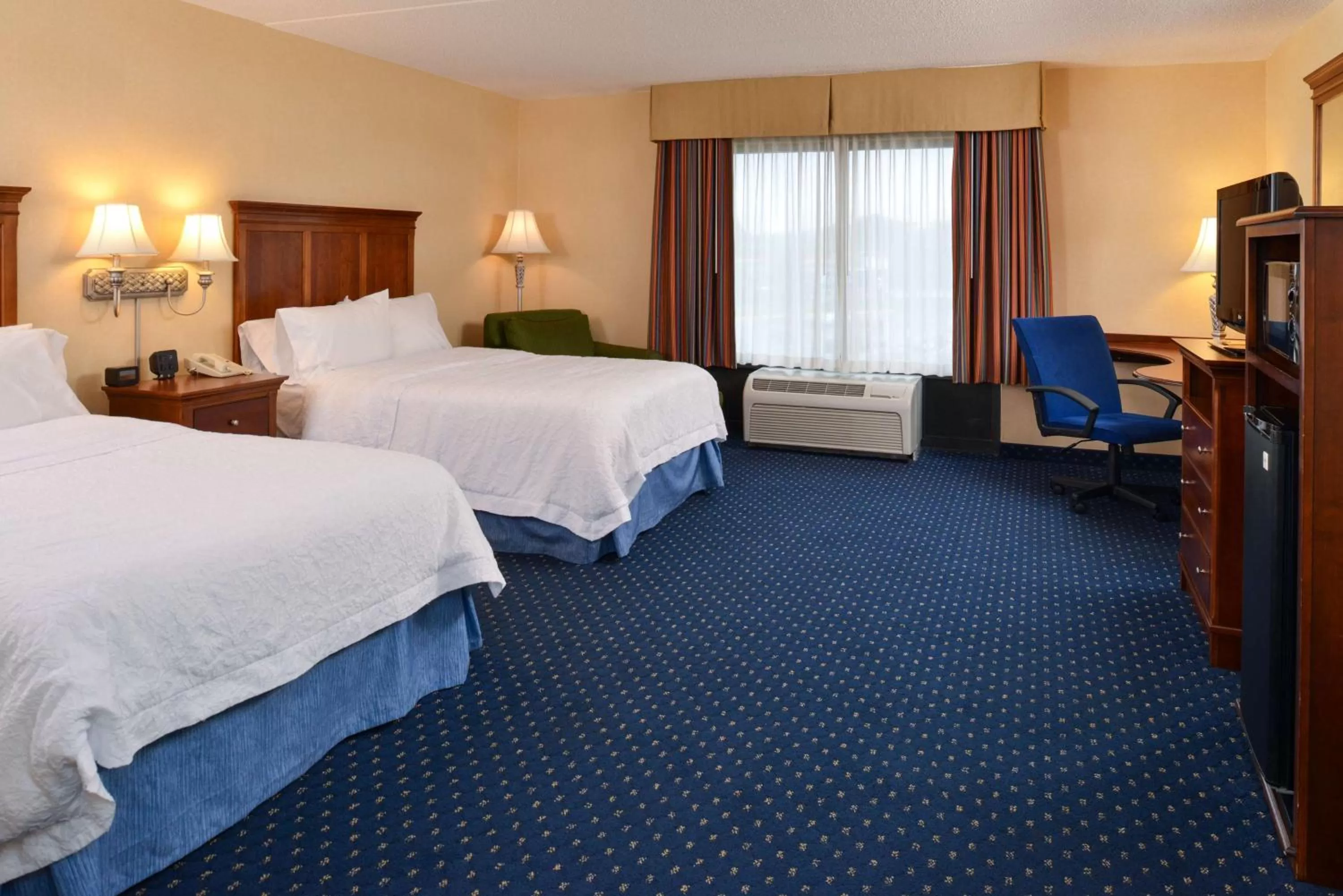 Bed in Hampton Inn and Suites Fredericksburg South