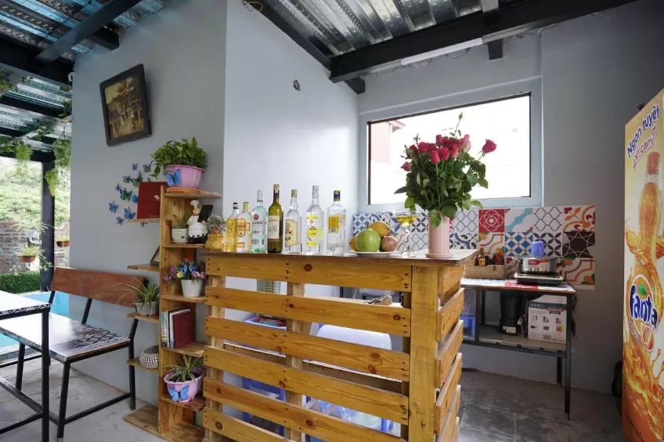 Dining area in Almor Hostel With Pool in right center