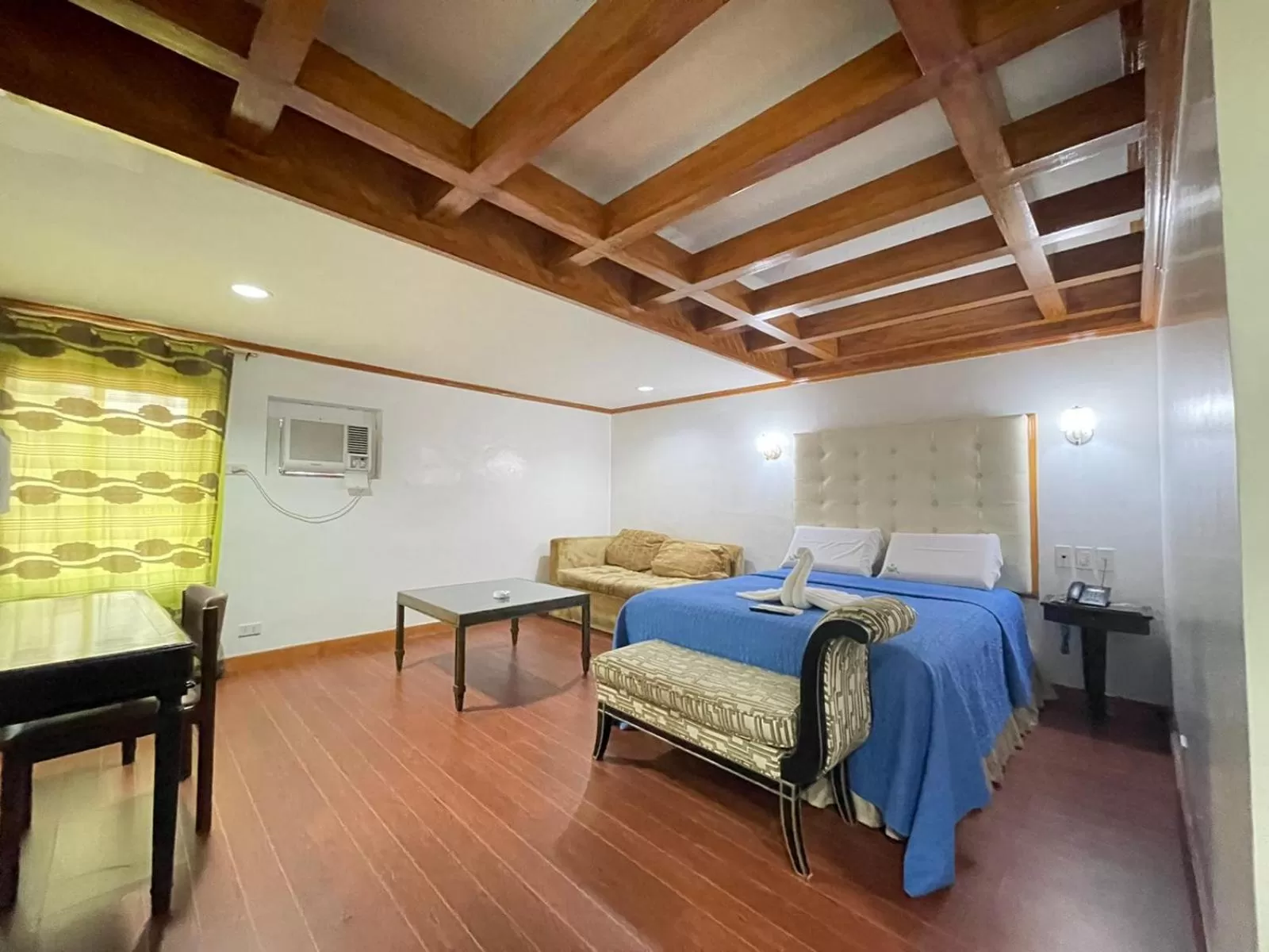 Photo of the whole room, Bed in Town and Country Hotel V Mapa