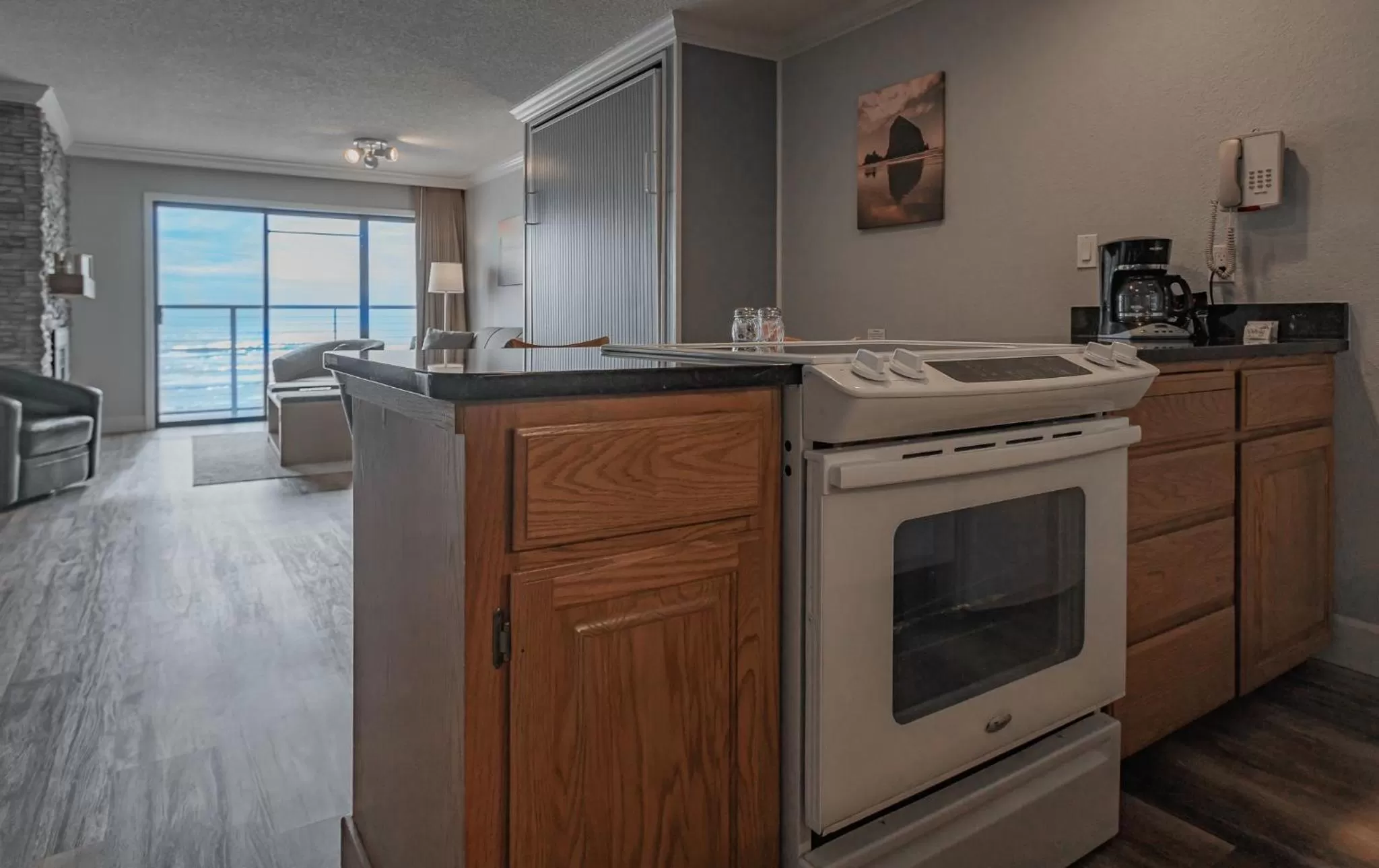 Kitchen/Kitchenette in Tolovana Inn