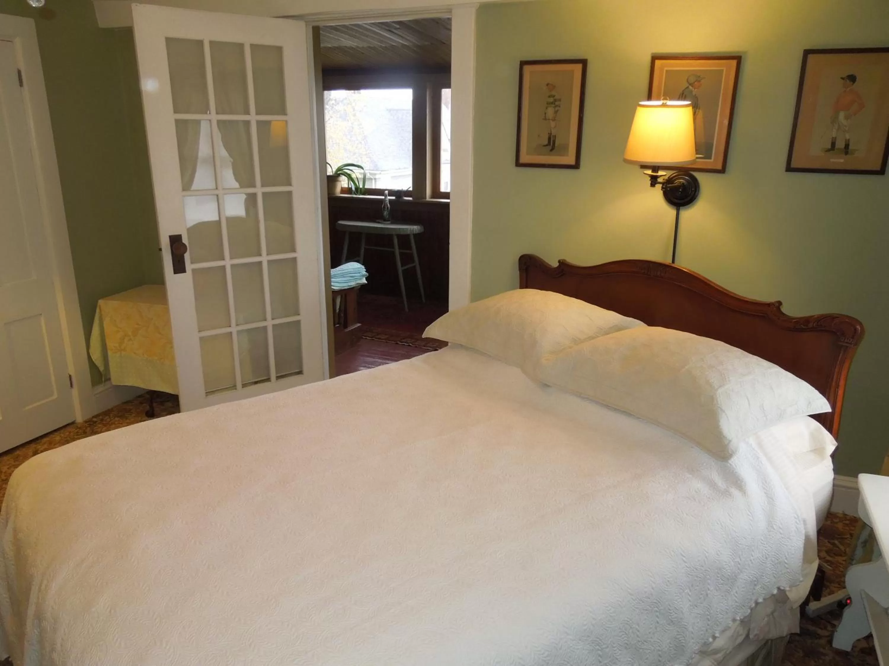 Bed in Victorian Bed & Breakfast of Staten Island