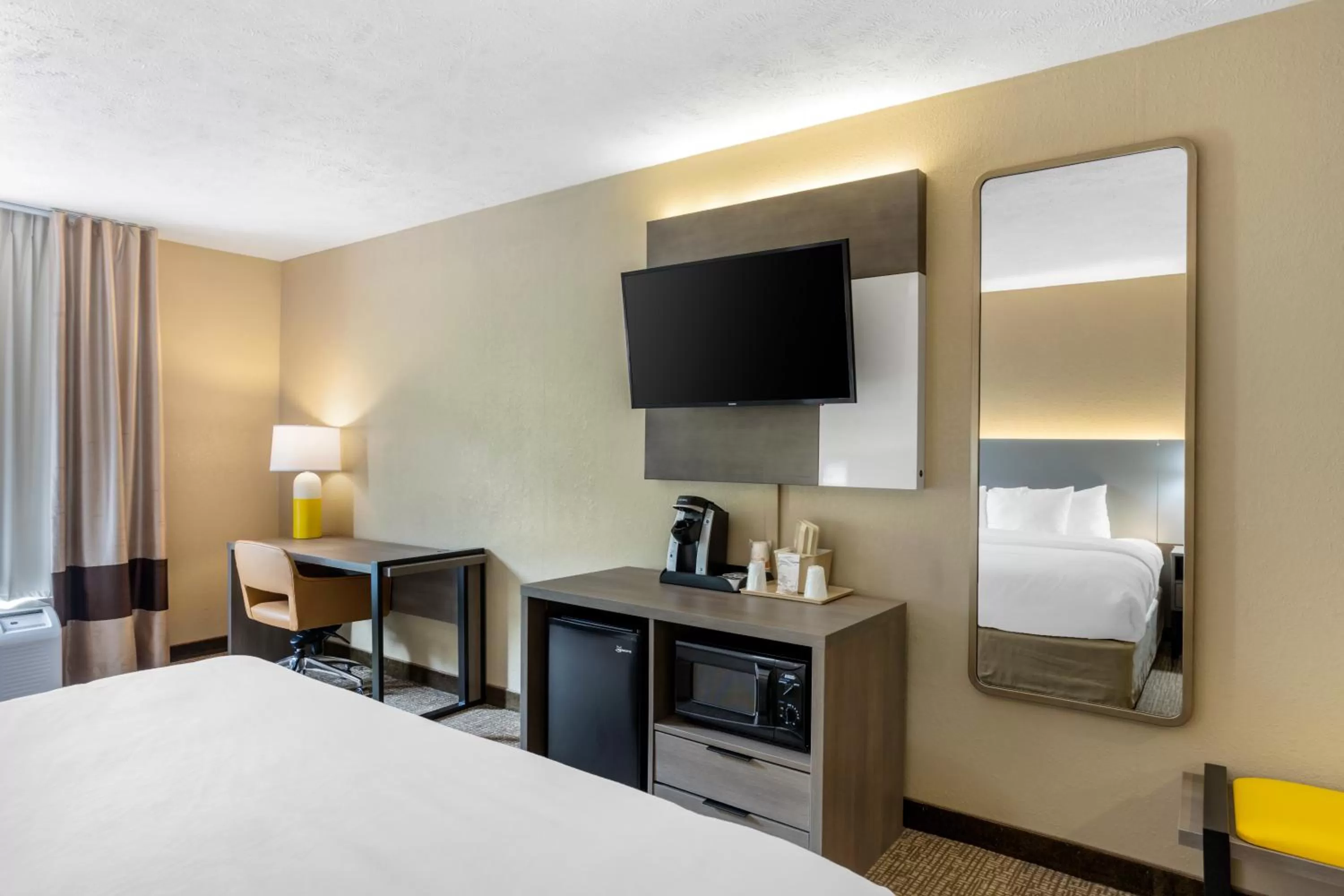 hair dresser, Bed in Comfort Inn