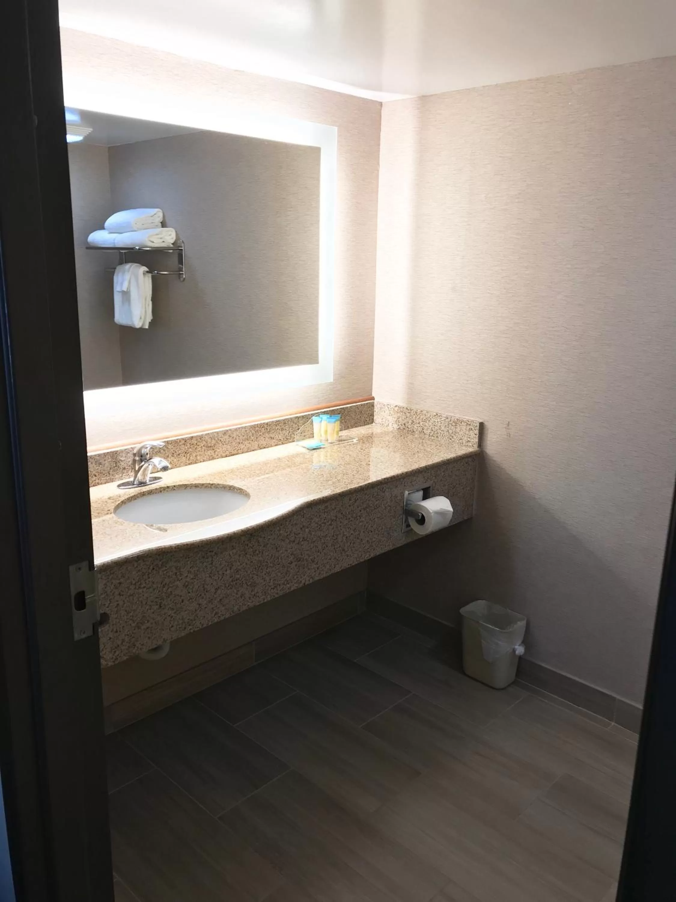 Bathroom in Wingate by Wyndham, Universal Studios - Free Theme Park Shuttle