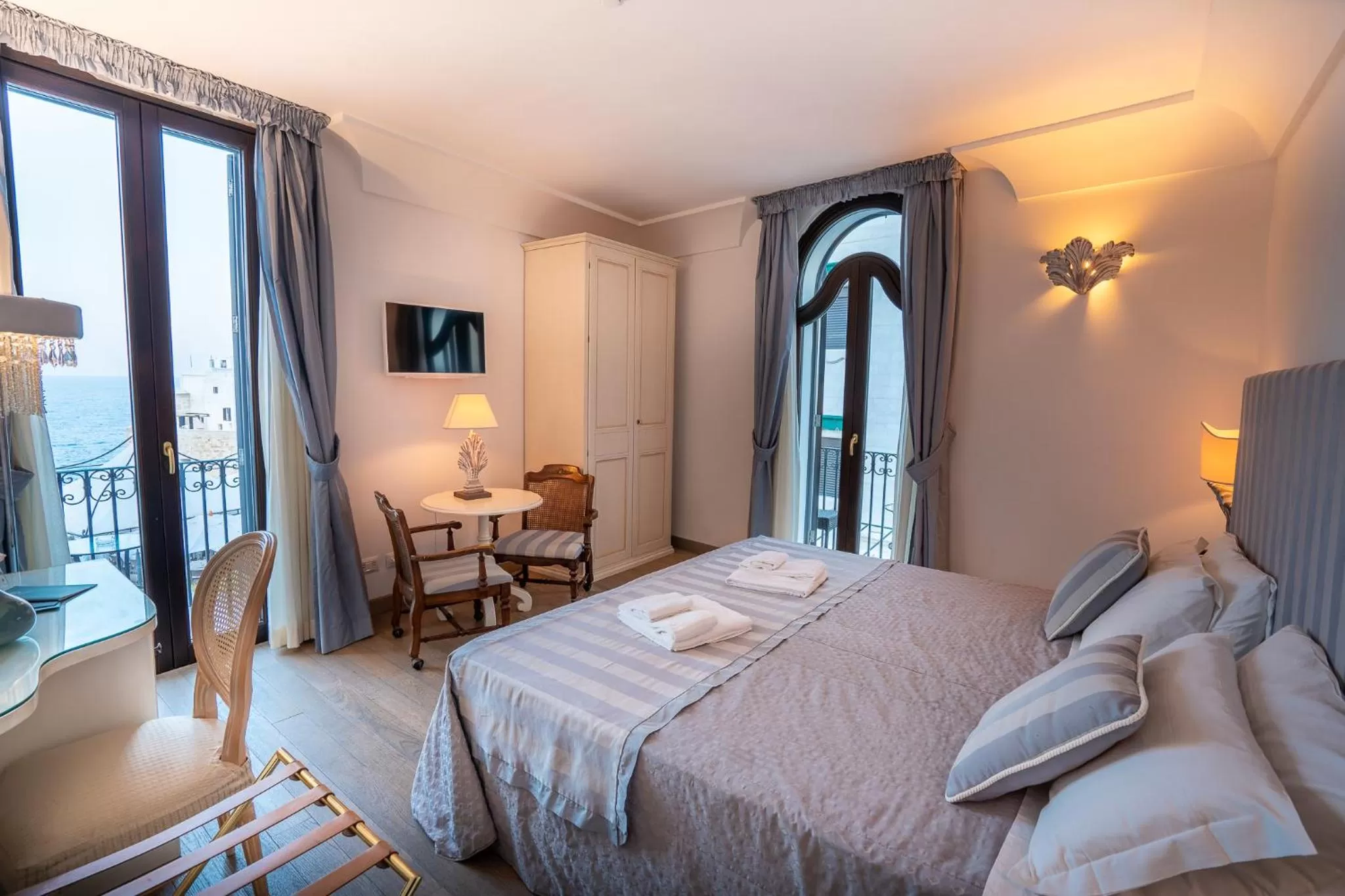 Photo of the whole room, Bed in Covo dei Saraceni