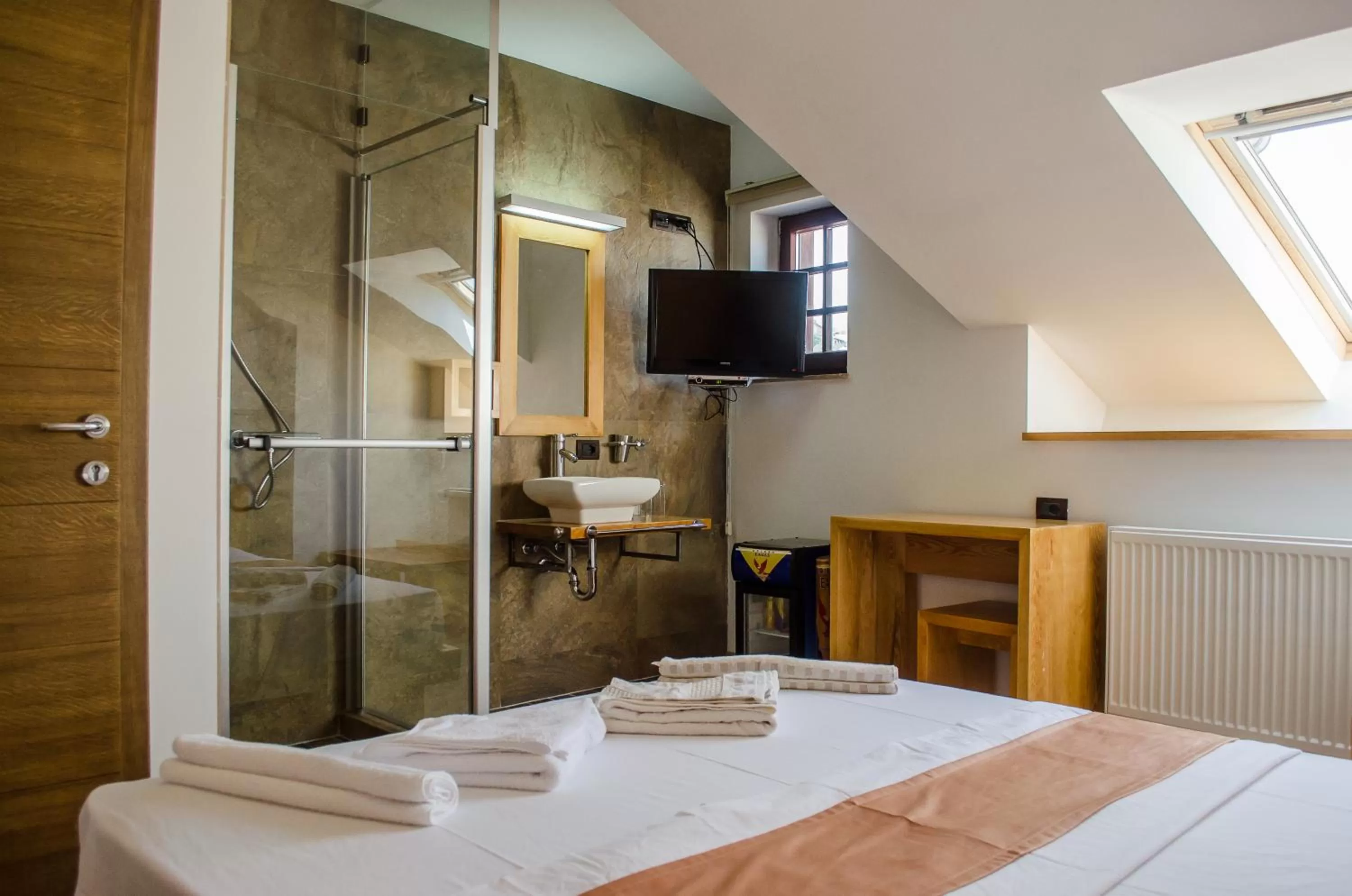 Shower, Bed in Hotel Prizreni