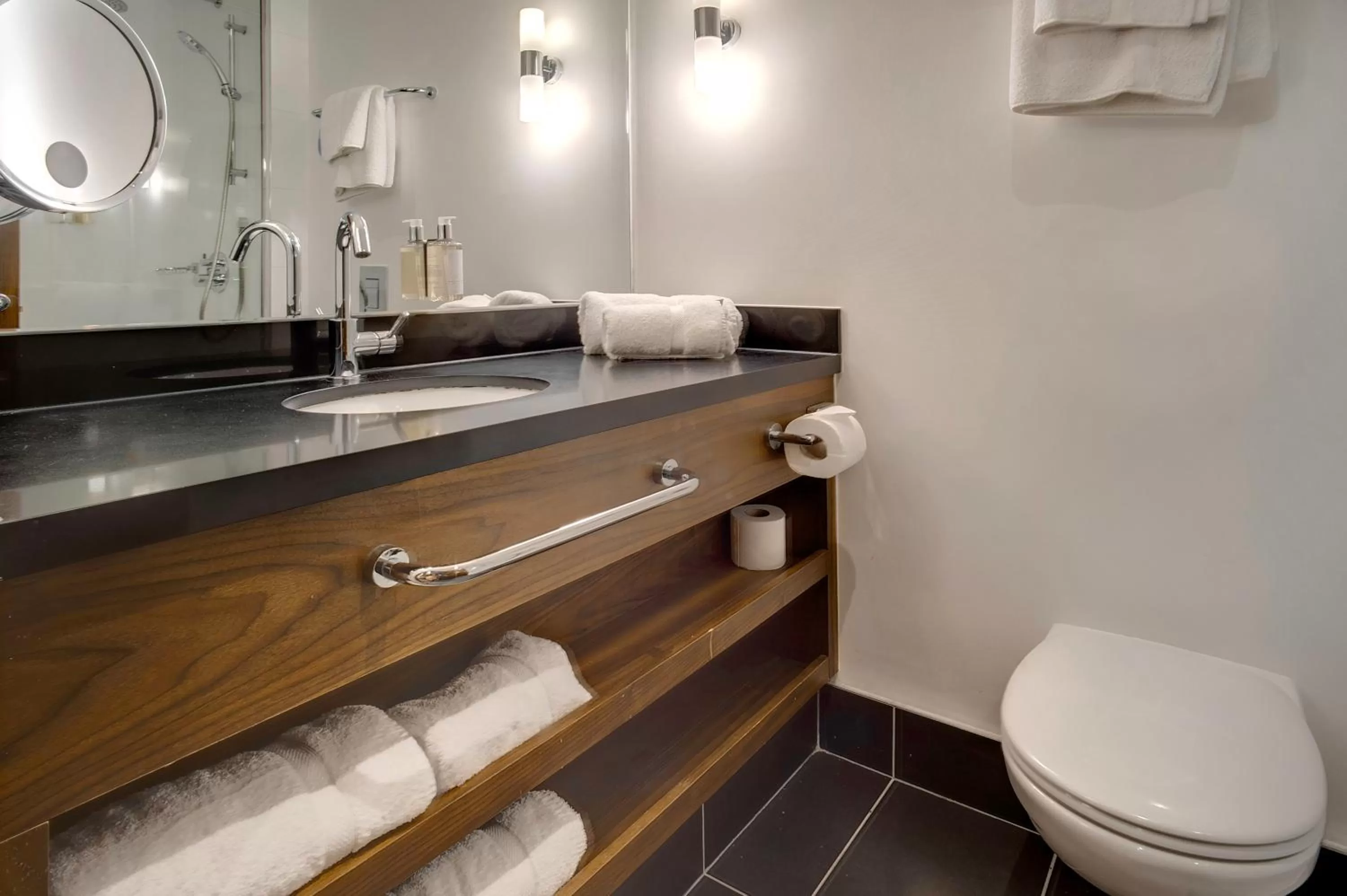 Bathroom in Sandman Signature London Gatwick Hotel