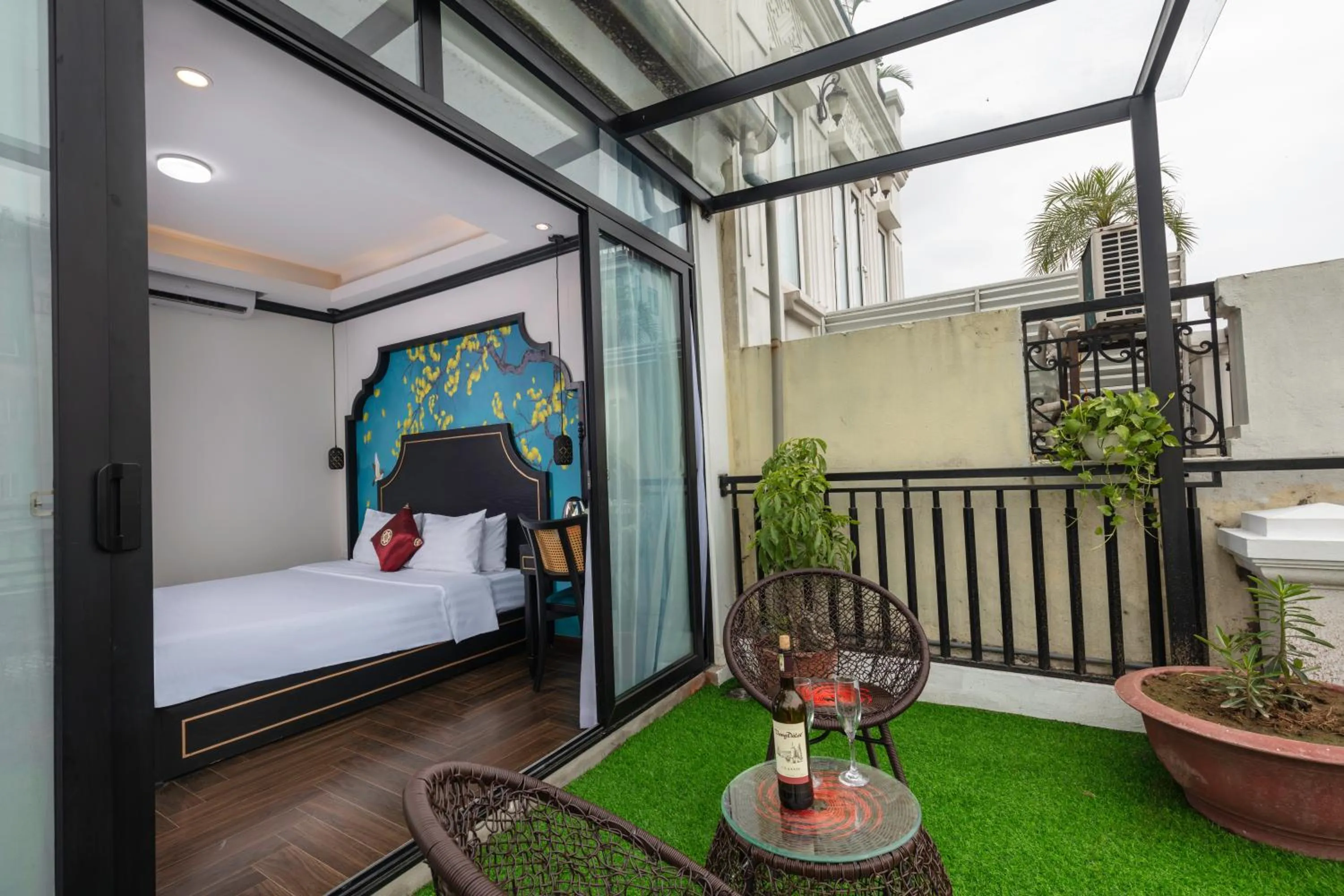 Balcony/Terrace, Bed in Queen Light Hotel - Ha Noi Old Quater