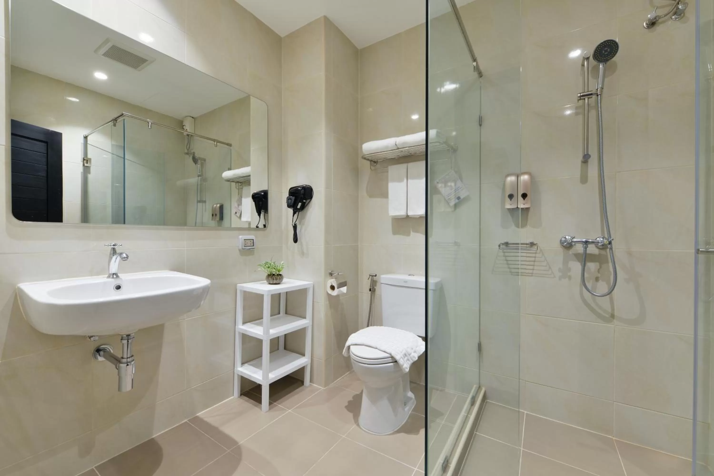 Bathroom in Oldthaiheng Hotel