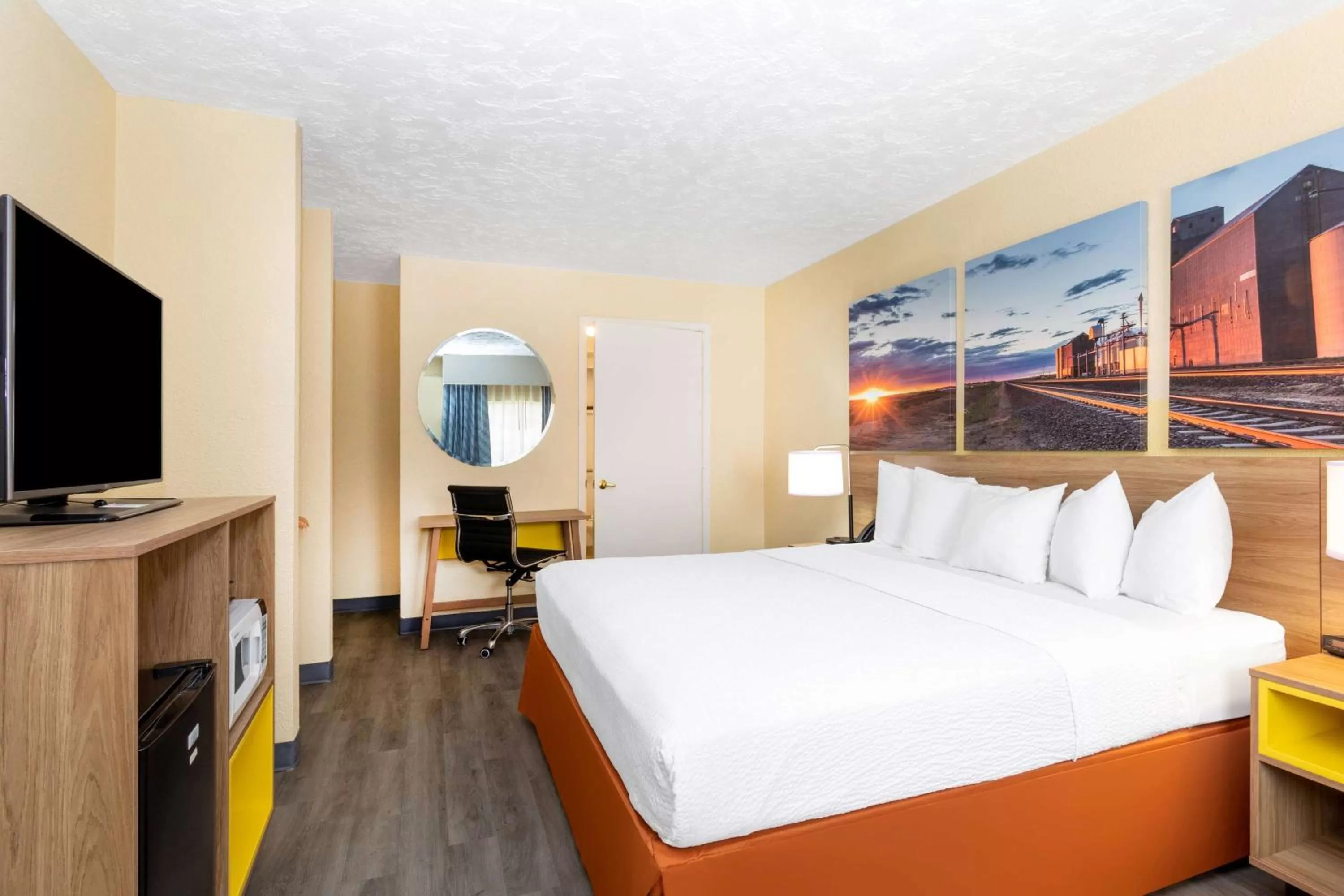 Photo of the whole room, Bed in Days Inn & Suites by Wyndham Clovis