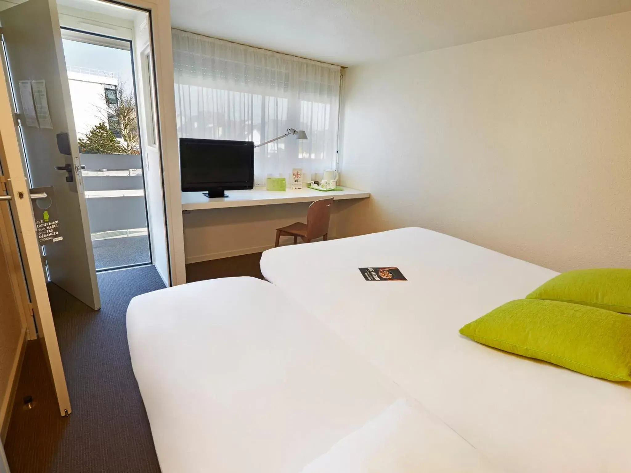 New Generation Triple Room (1 Double Bed + 1 Junior Bed) in Campanile NATURE - Marne La Vallee Chelles - Villepinte New Generation Triple Room (1 Double Bed + 1 Junior Bed) in Campanile NATURE - Marne La Vallee Chelles - Villepinte