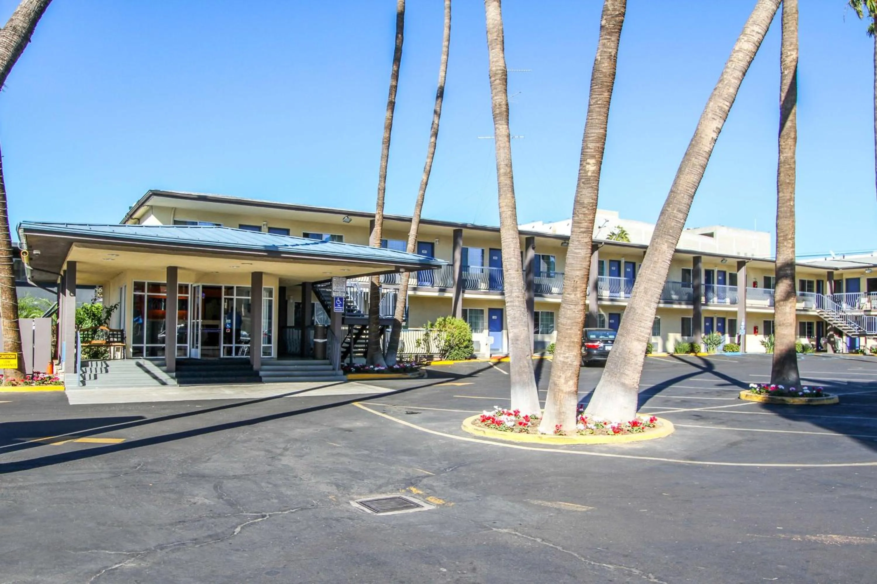 Property building in Motel 6 San Diego, CA Airport Harbor