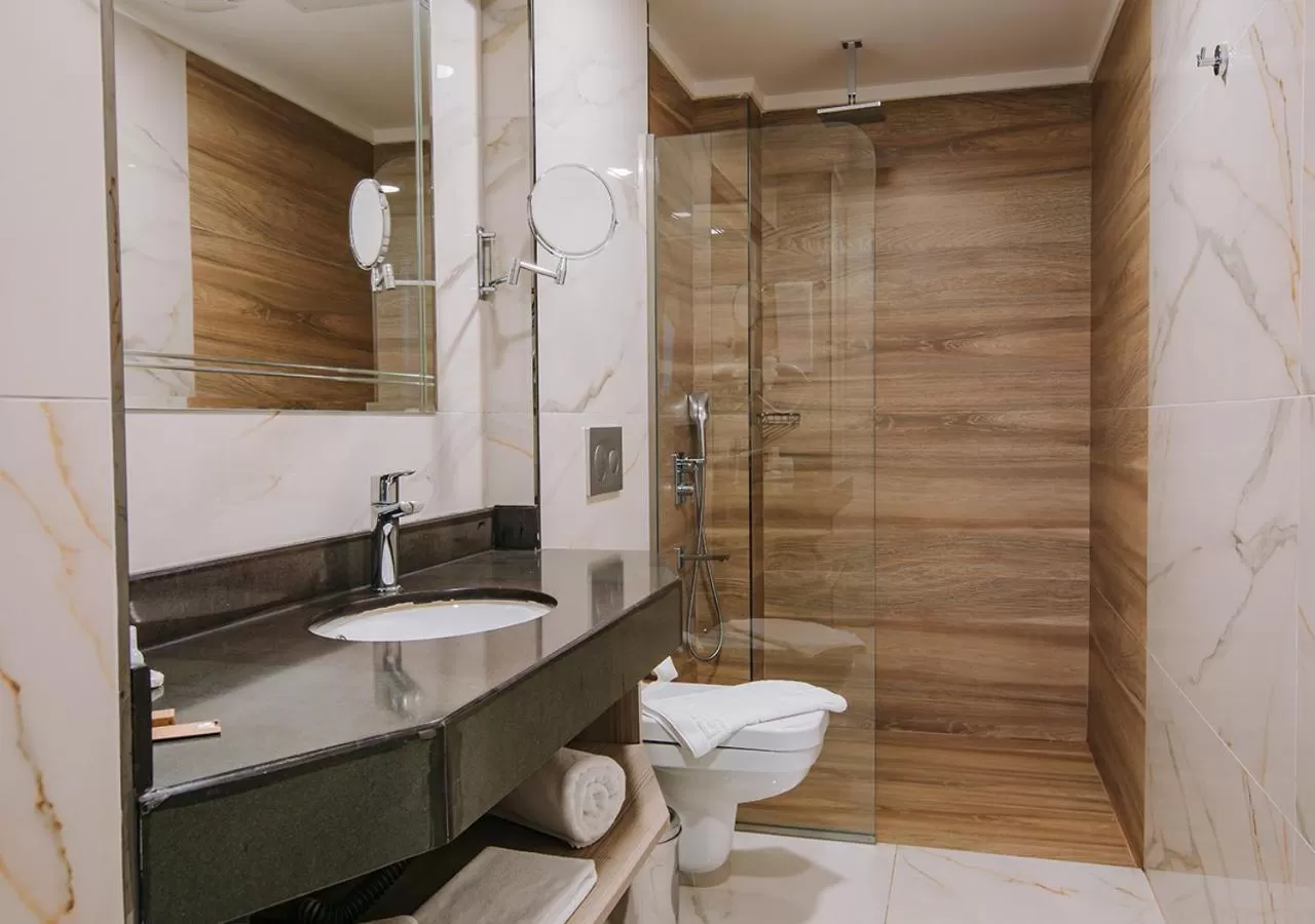 Shower in Peerless Villas Hotel