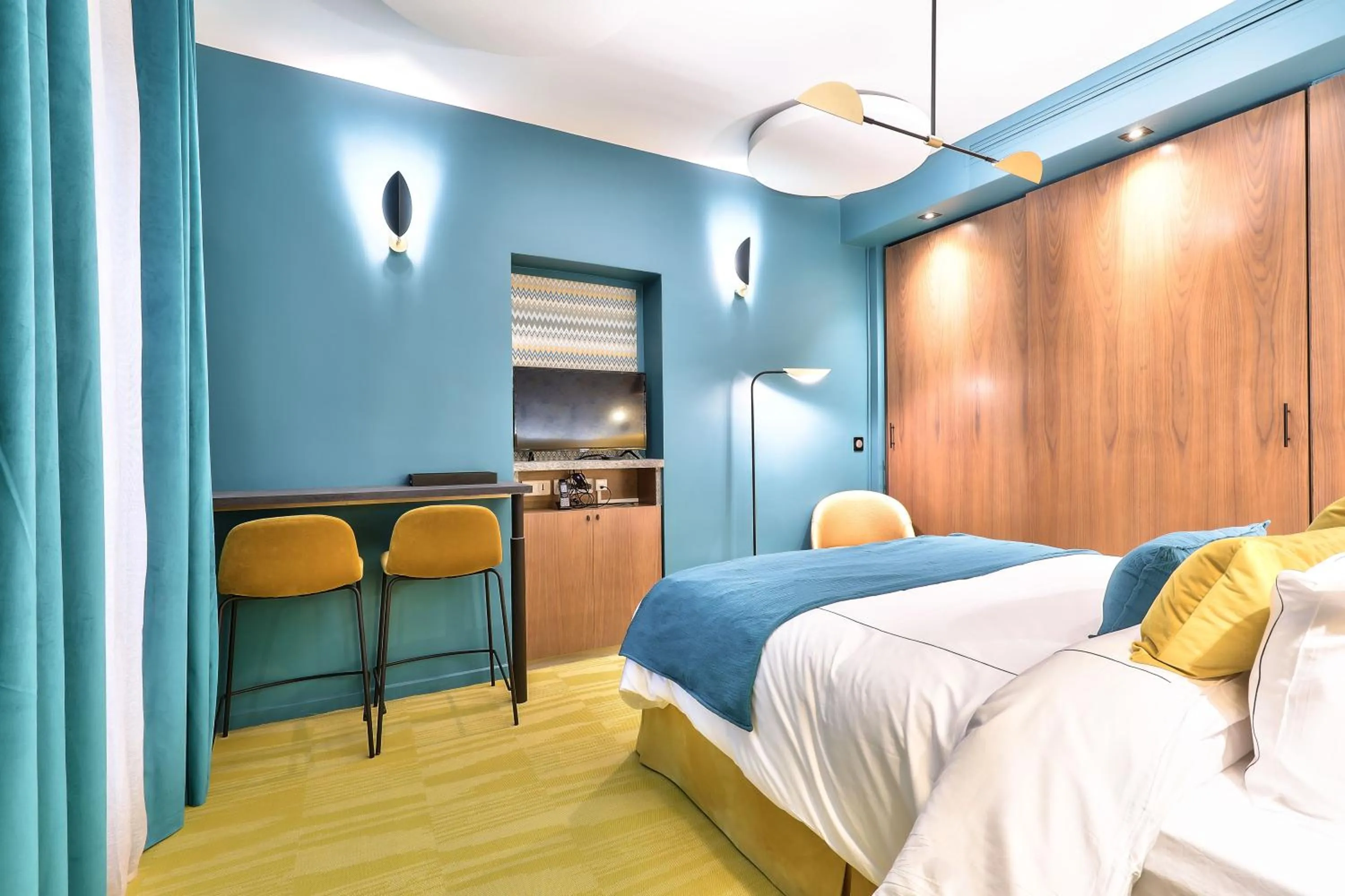 Photo of the whole room, Bed in Hotel 33 Marbeuf