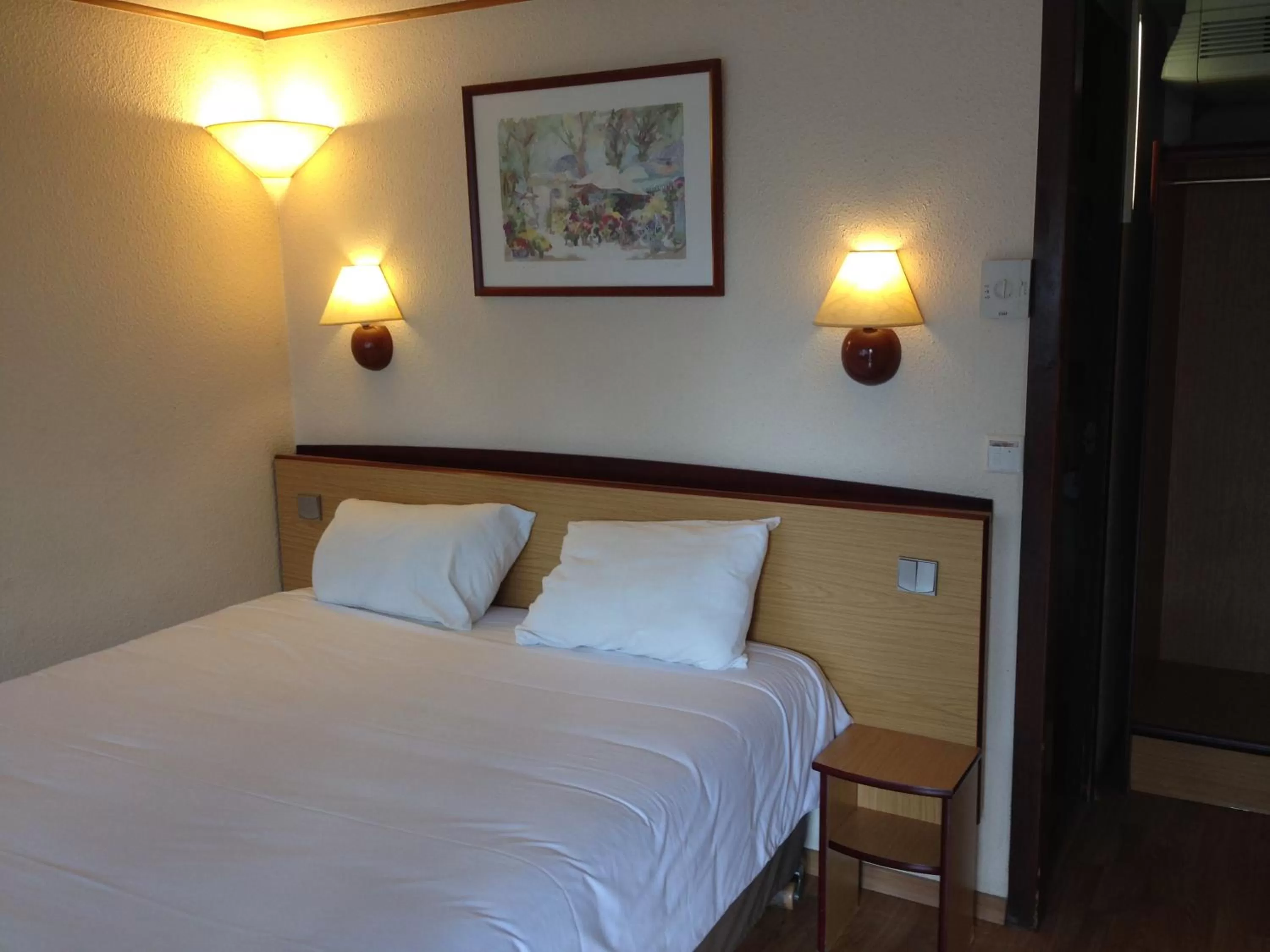 Photo of the whole room, Bed in Campanile Mulhouse - Illzach Ile Napoléon