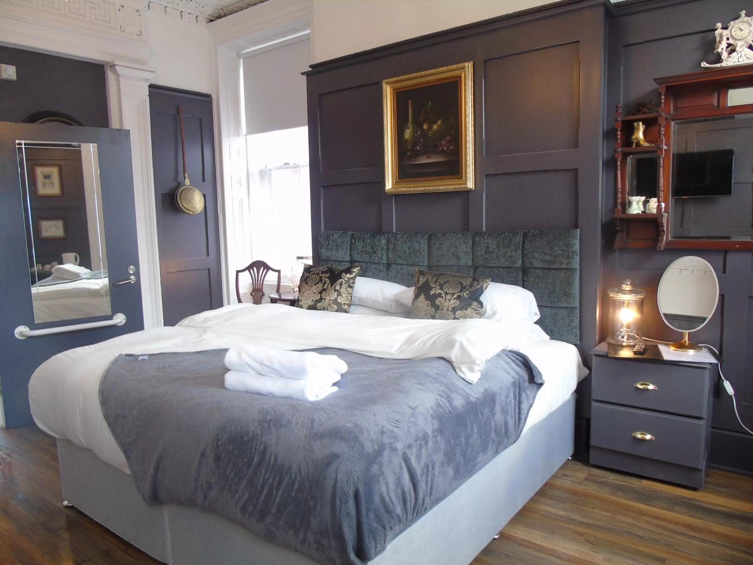 Photo of the whole room, Bed in The Warren Belfast