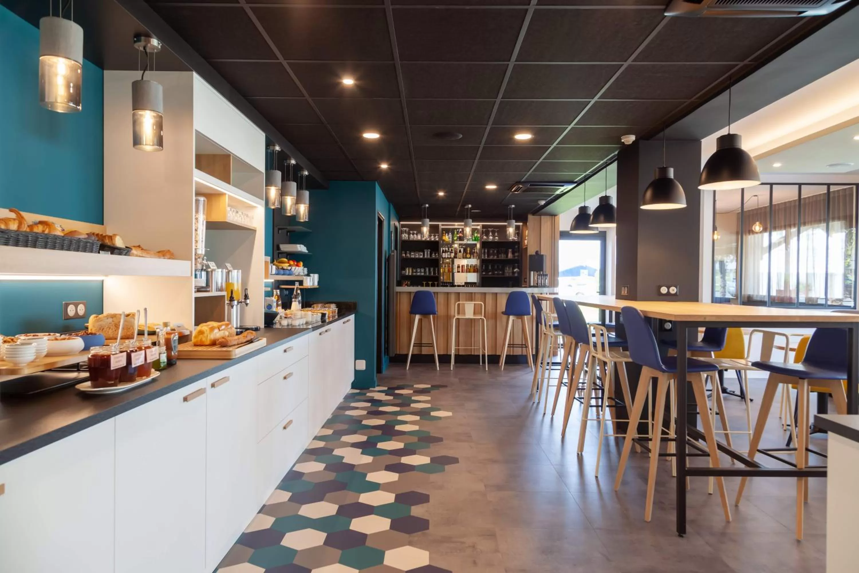 Restaurant/places to eat in Kyriad Niort-Espace MendesFrance