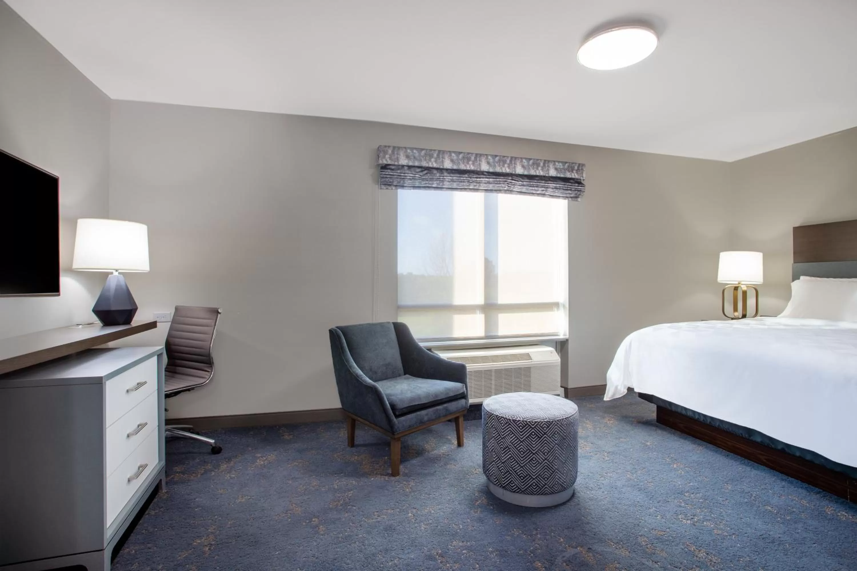 Photo of the whole room, Bed in Holiday Inn Valdosta Conference Center by IHG