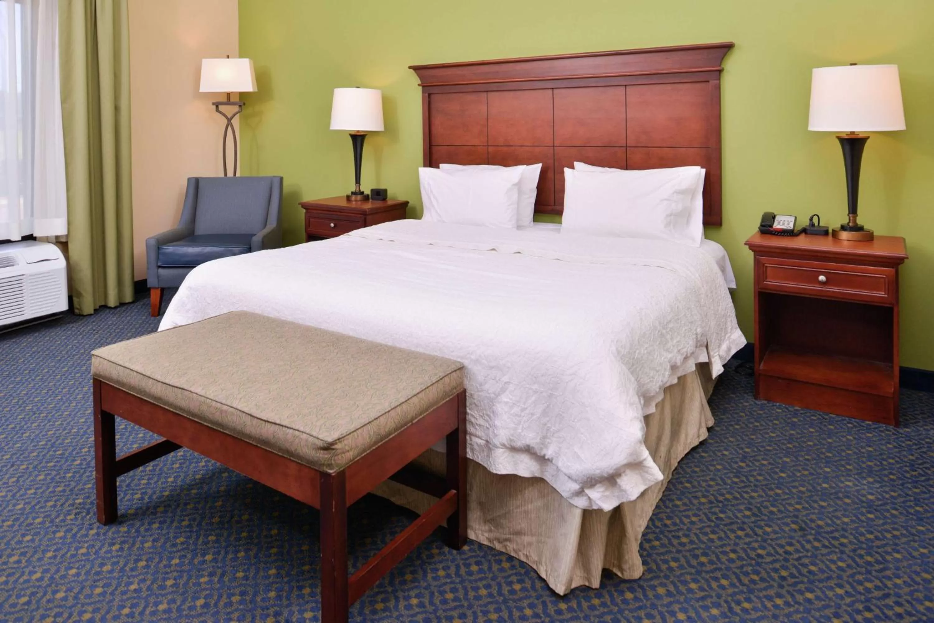 Bed in Hampton Inn Jackson-College Avenue