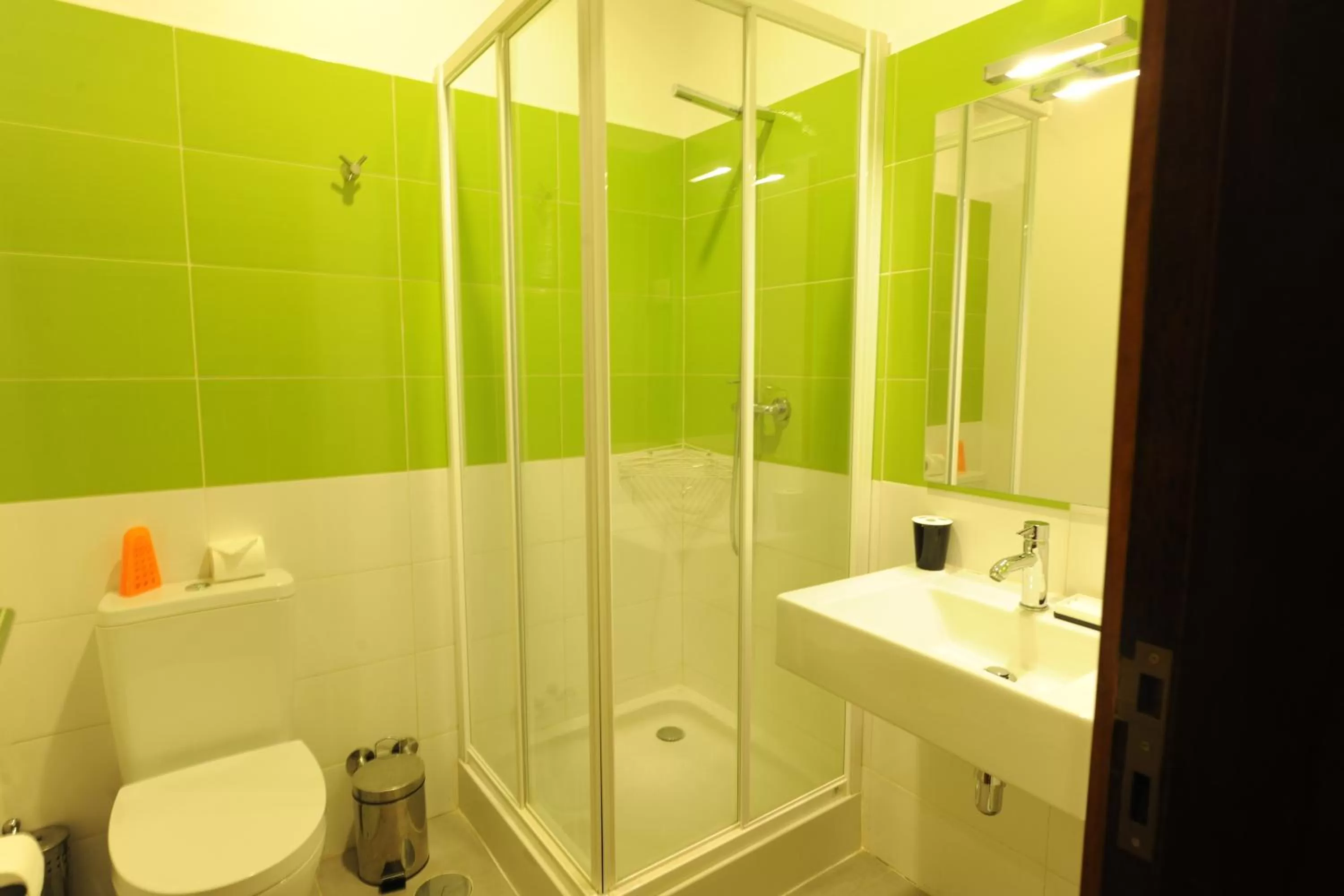 Shower in Inn Luanda