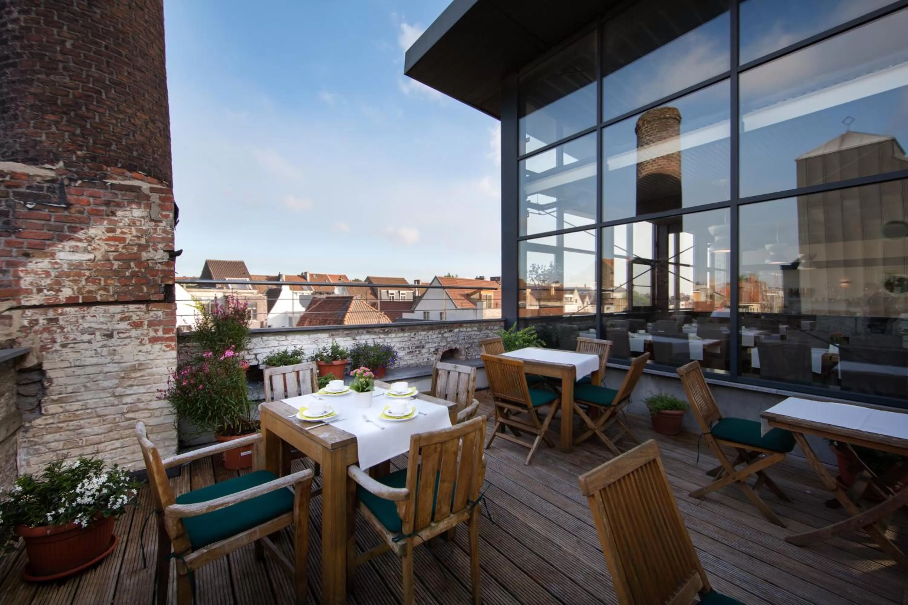 Restaurant/places to eat in Ghent River Hotel