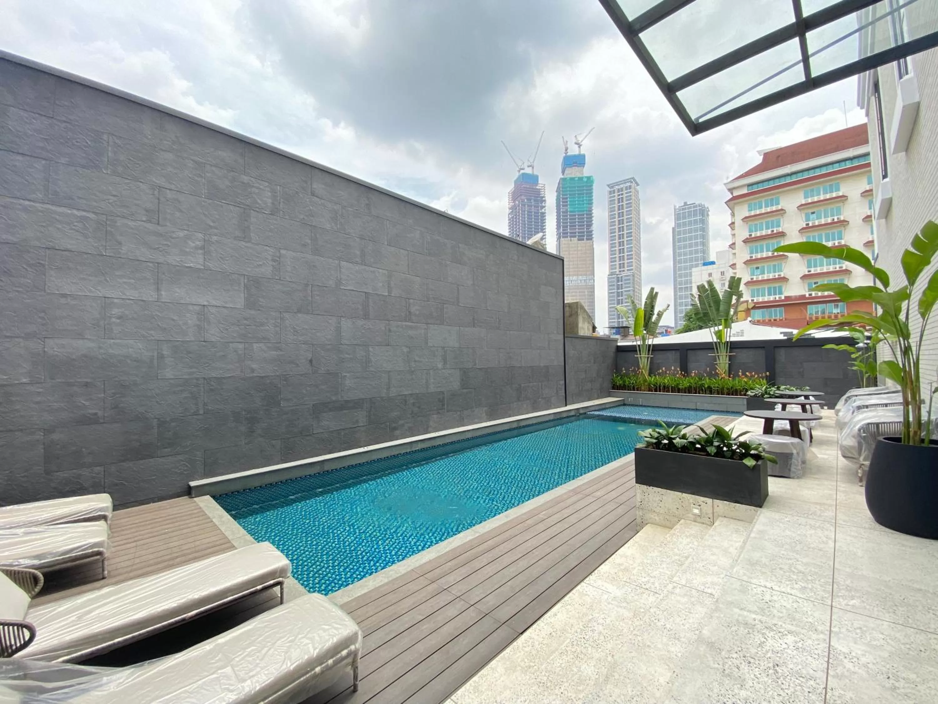 Swimming Pool in Maia Hotel Jakarta