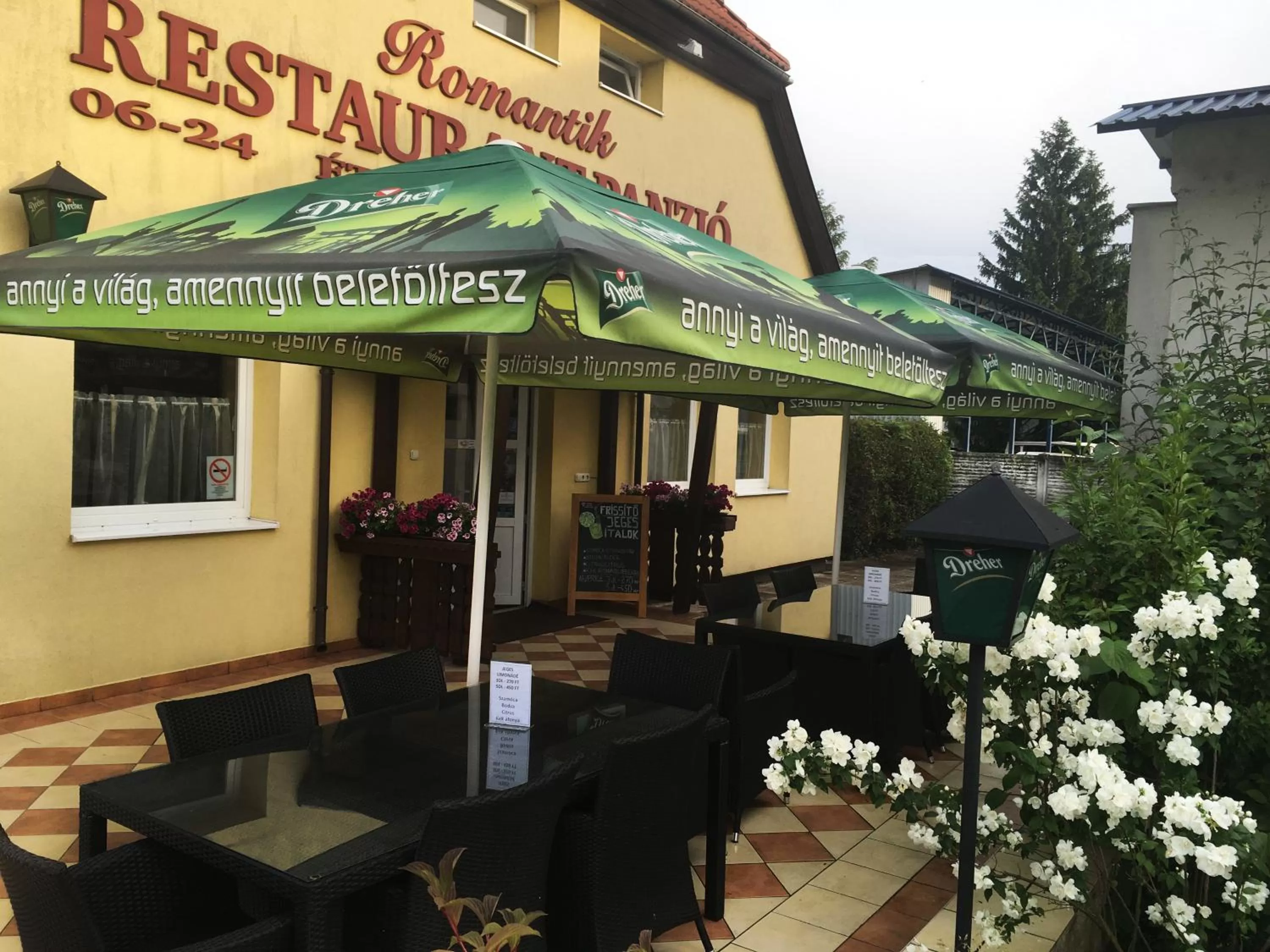 Property building in Romantik Étterem - Panzió