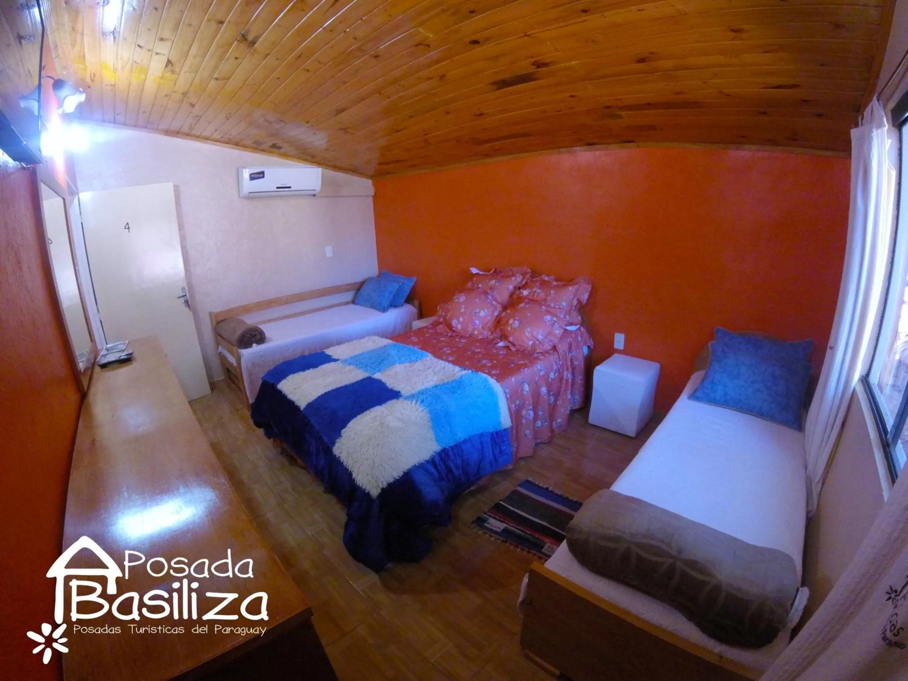 Photo of the whole room, Bed in Posada Basiliza, Encarnación PY