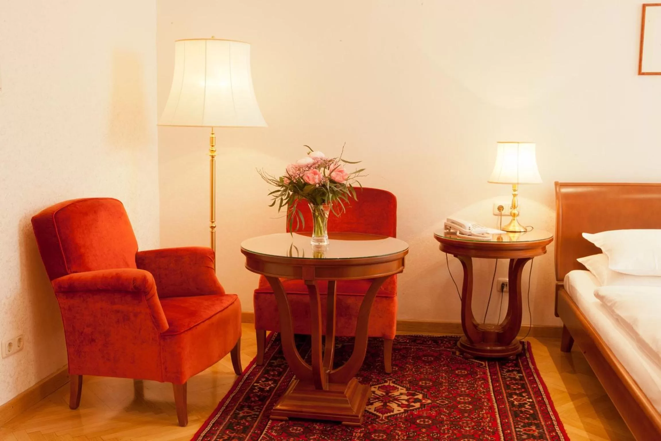 Photo of the whole room, Bed in Hotel Kaiserin Elisabeth