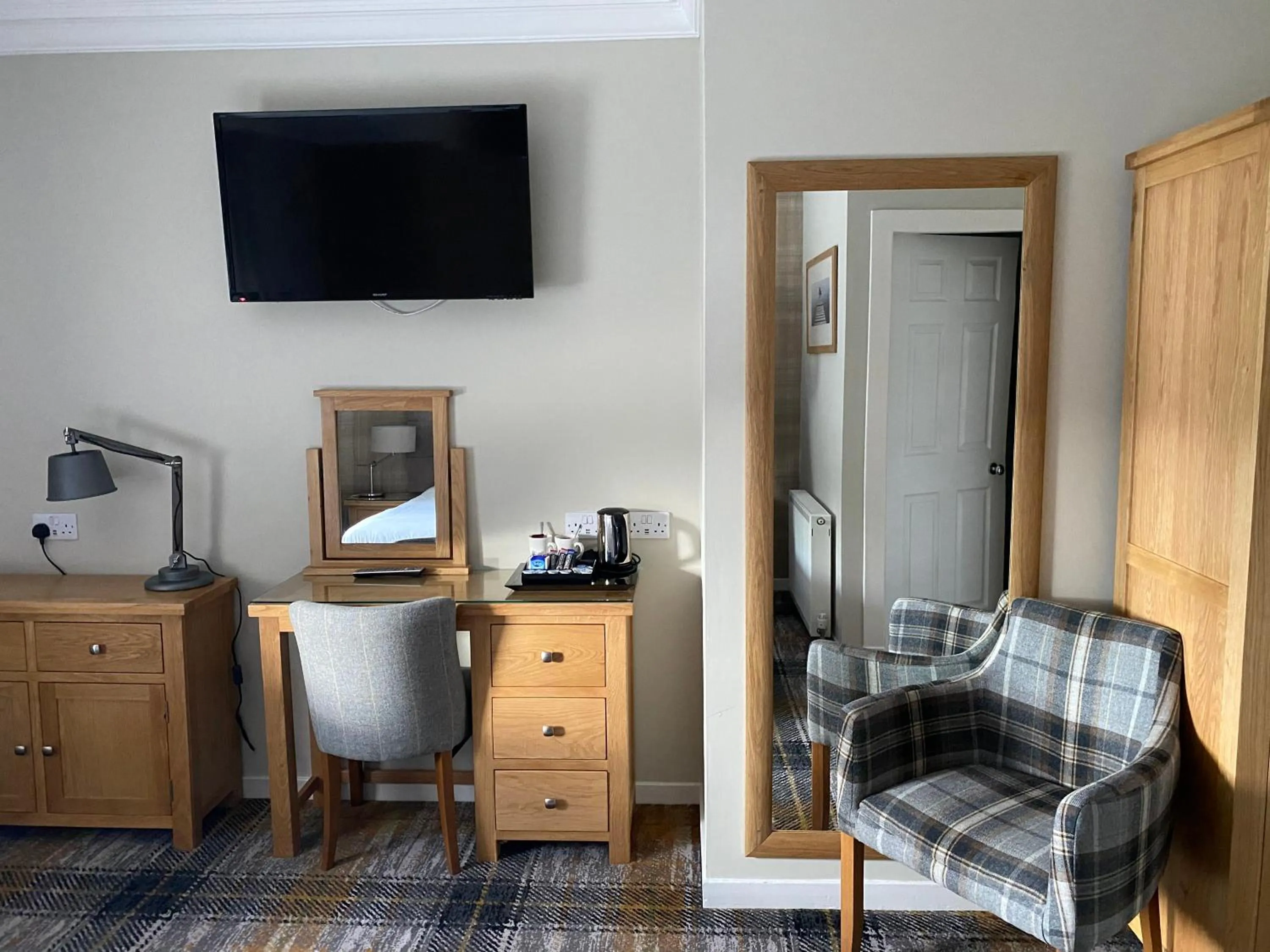 TV and multimedia in Boat Country Inn and Restaurant