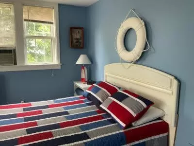 Bed in Chateau Country Inn and Captain's Cottage