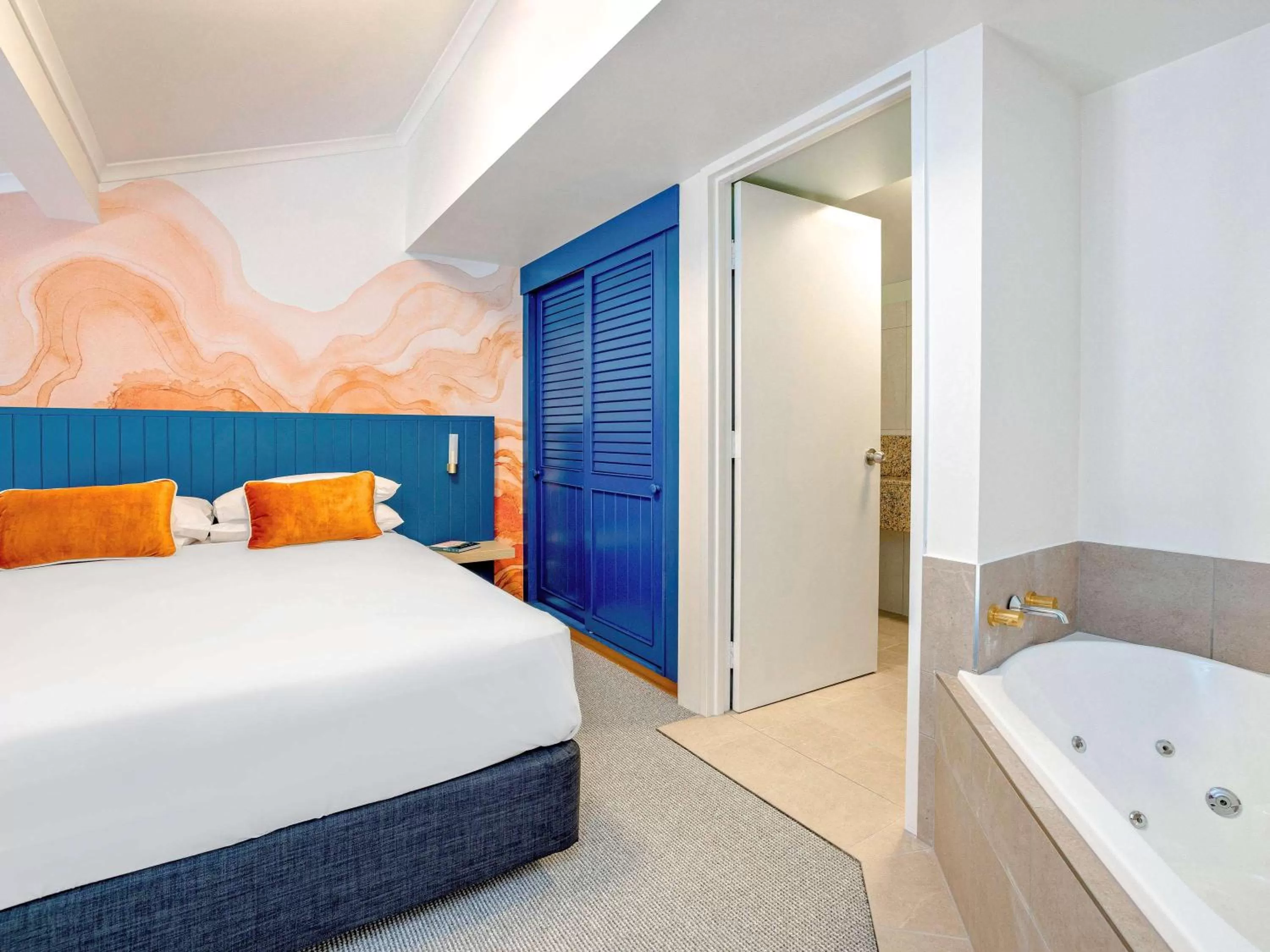 Loft Queen Room with Spa Bath in Mercure Cairns