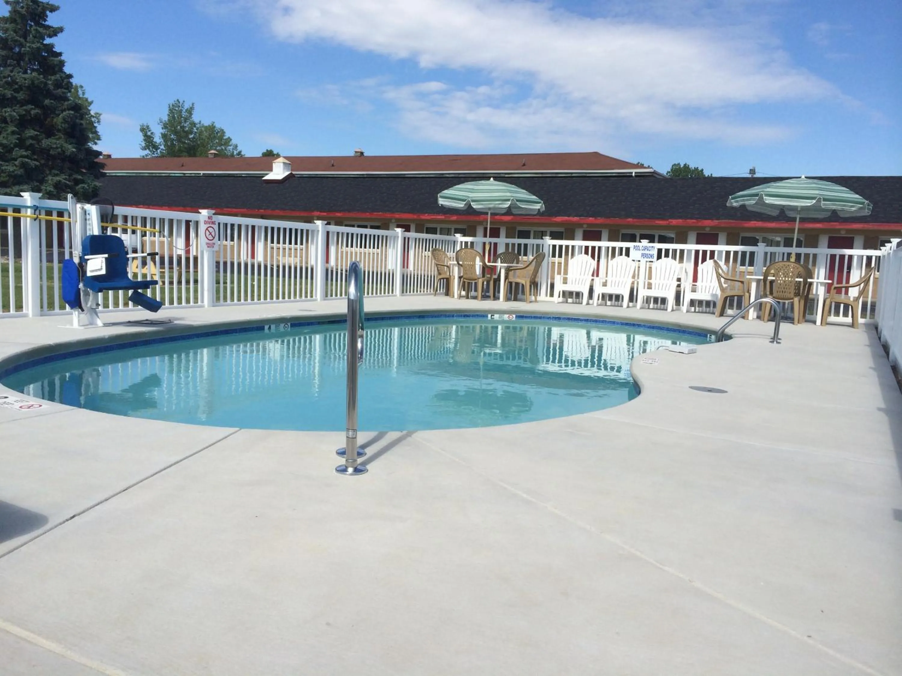 Swimming pool in Caravan Motel