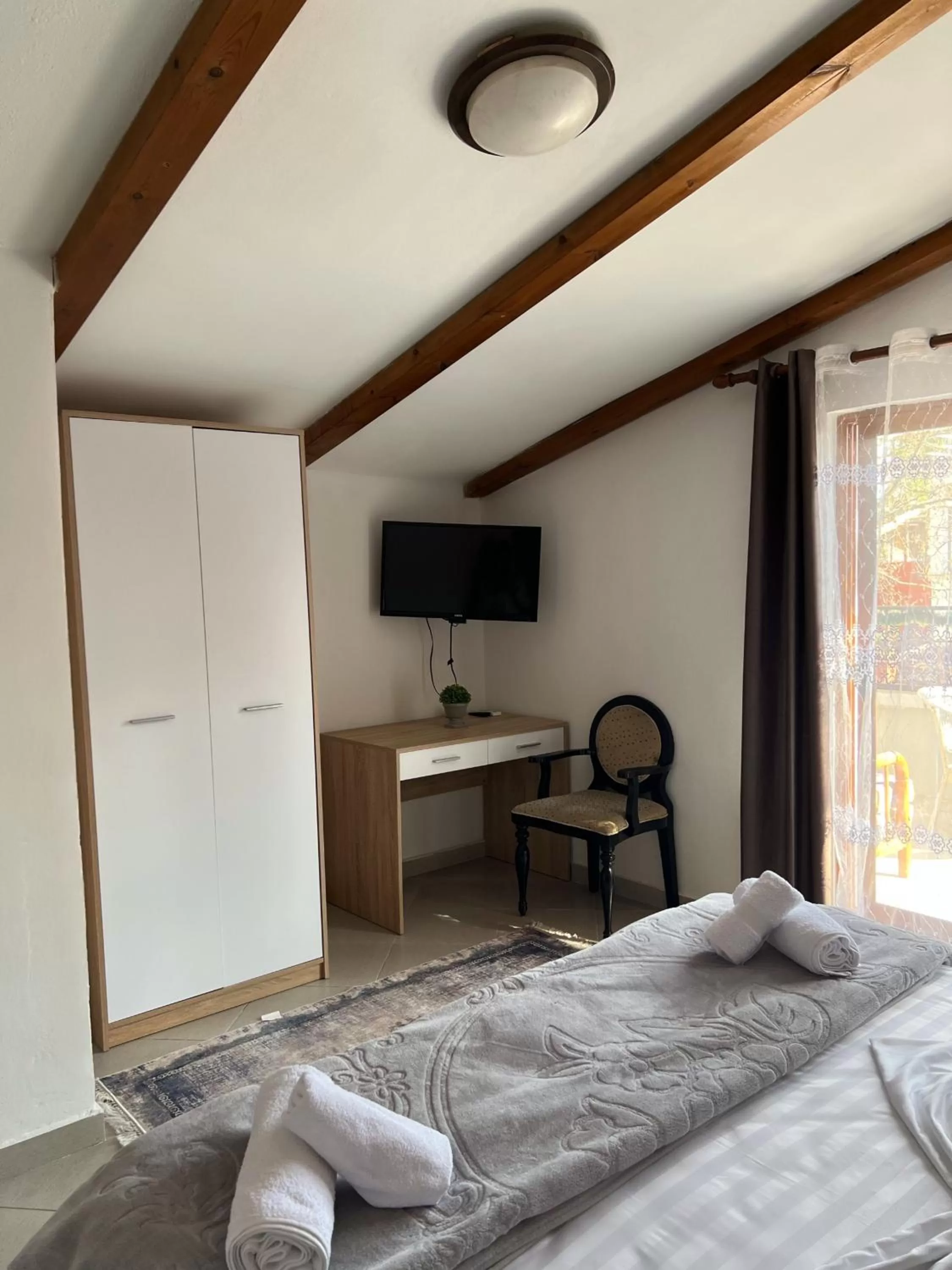 Bed, TV/Entertainment Center in Hotel Millenium Tirana