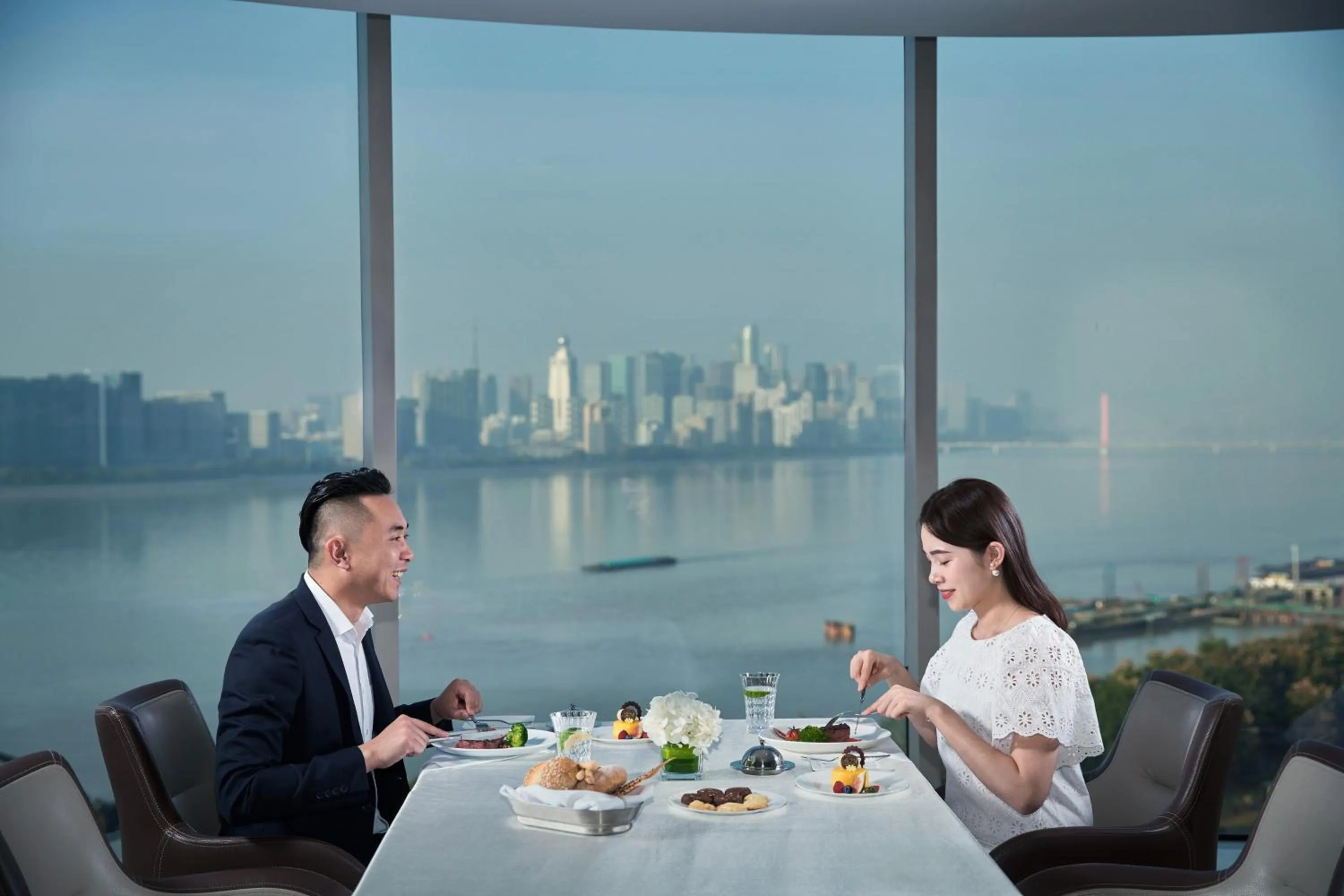 Lounge or bar in Sheraton Grand Hangzhou Binjiang Hotel