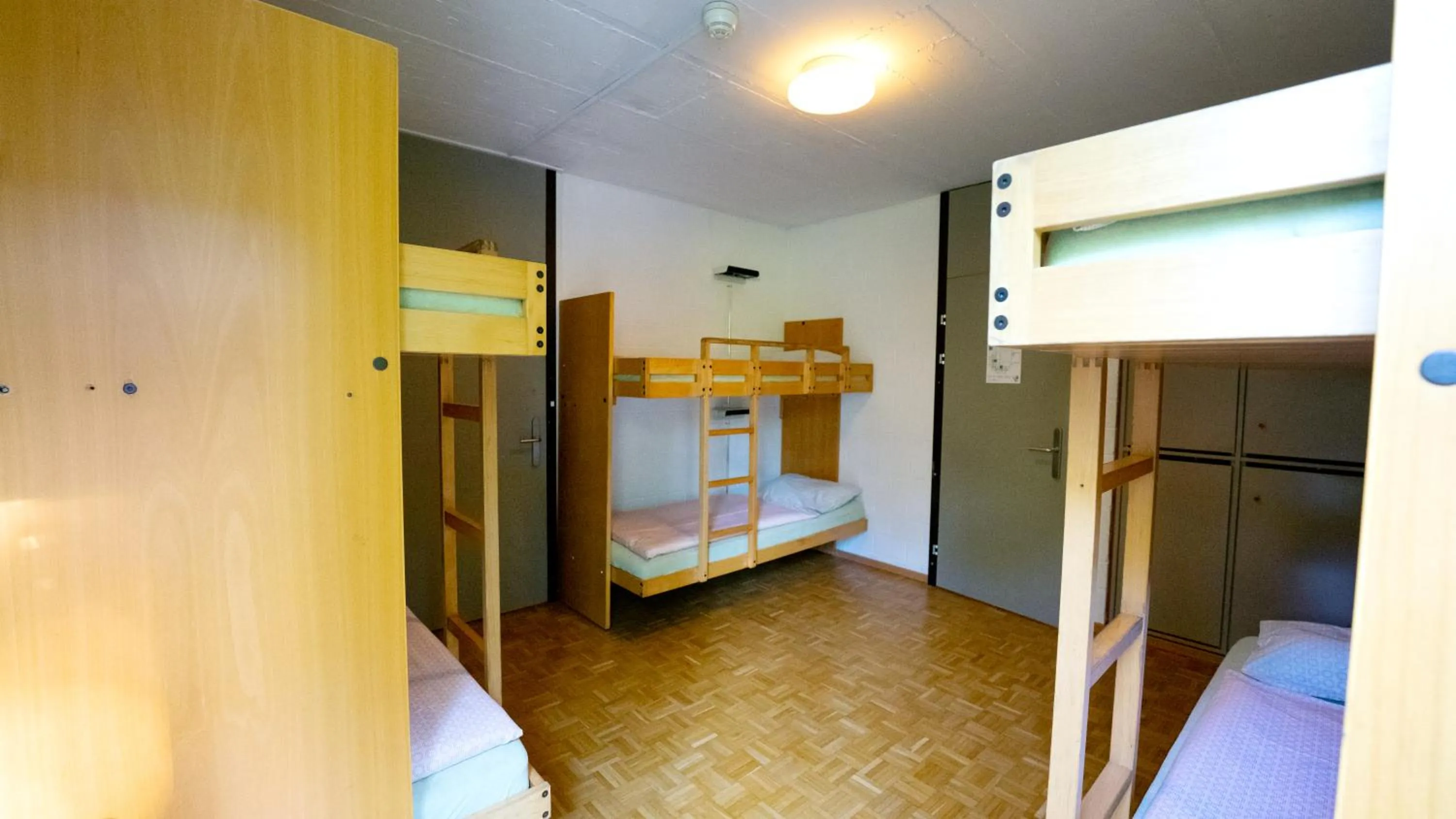 Photo of the whole room, Bed in Luzern Youth Hostel