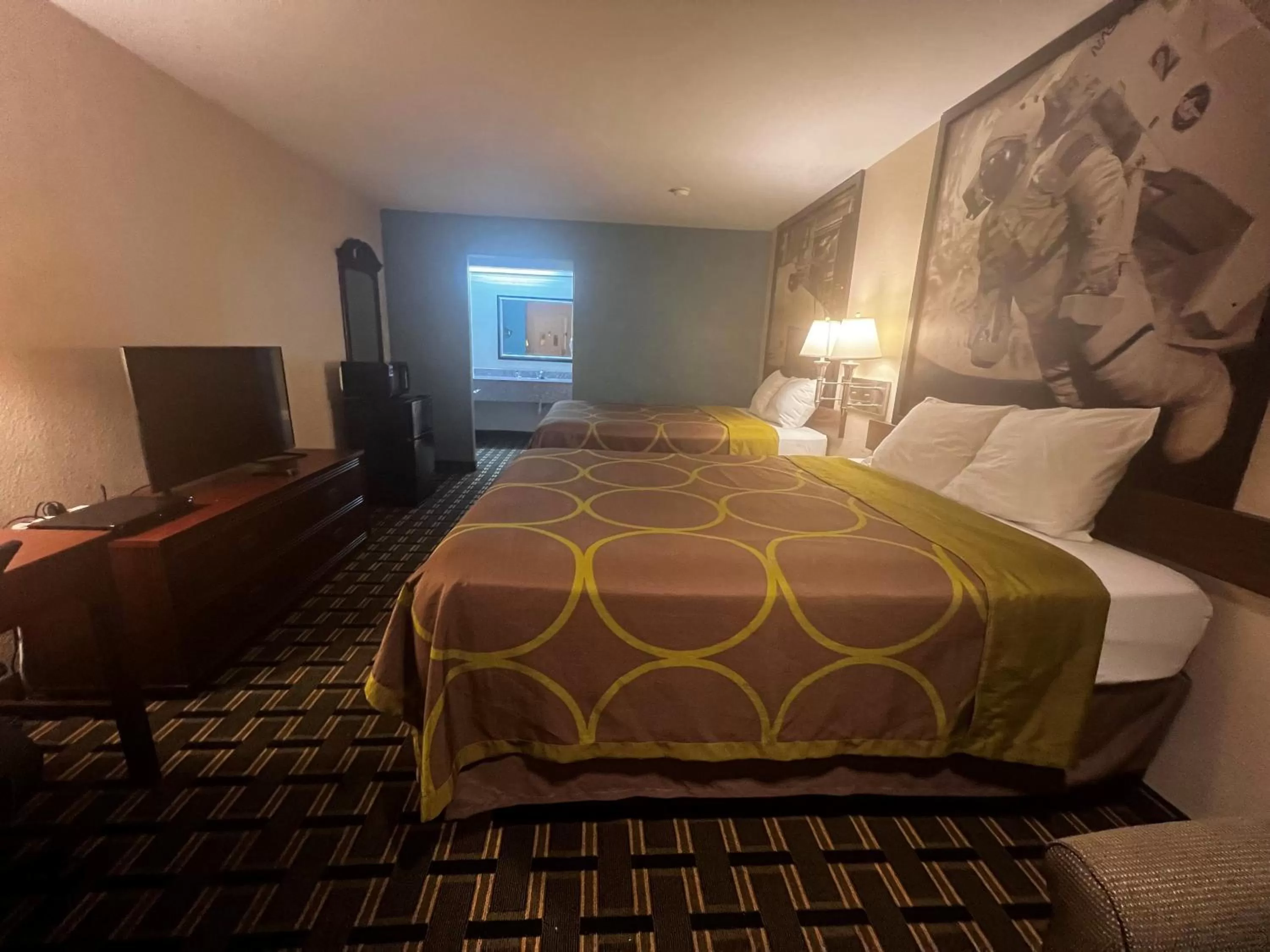 Photo of the whole room, Bed in Super 8 by Wyndham Baytown I-10