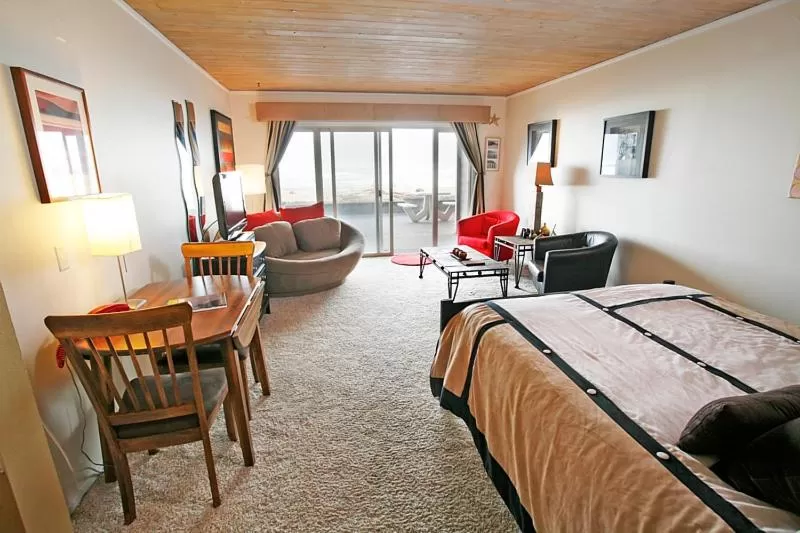 Bed in Lanai at the Cove