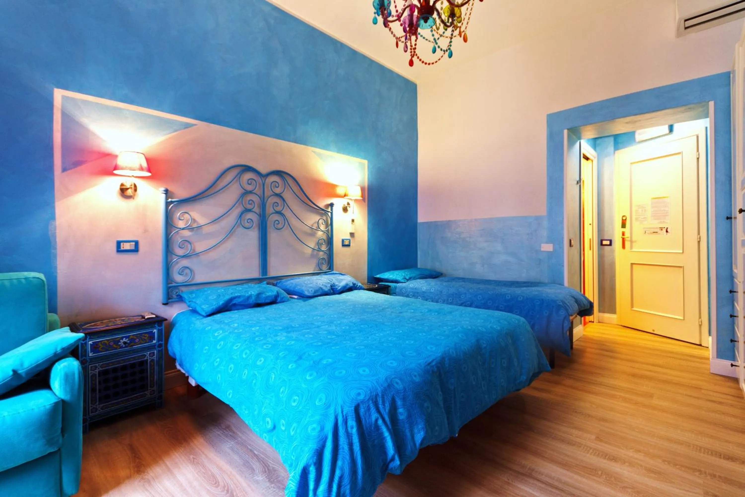 Photo of the whole room, Bed in Dream Station