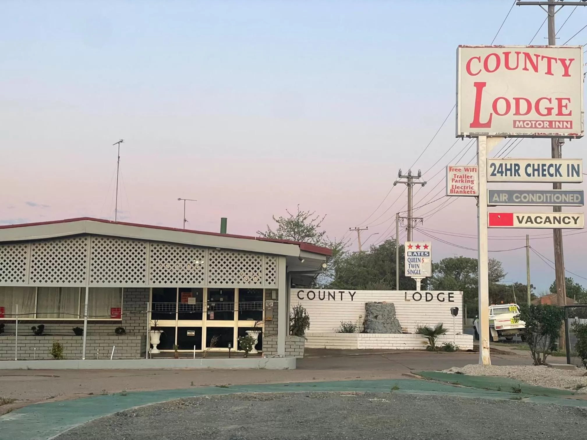 County Lodge Motor Inn