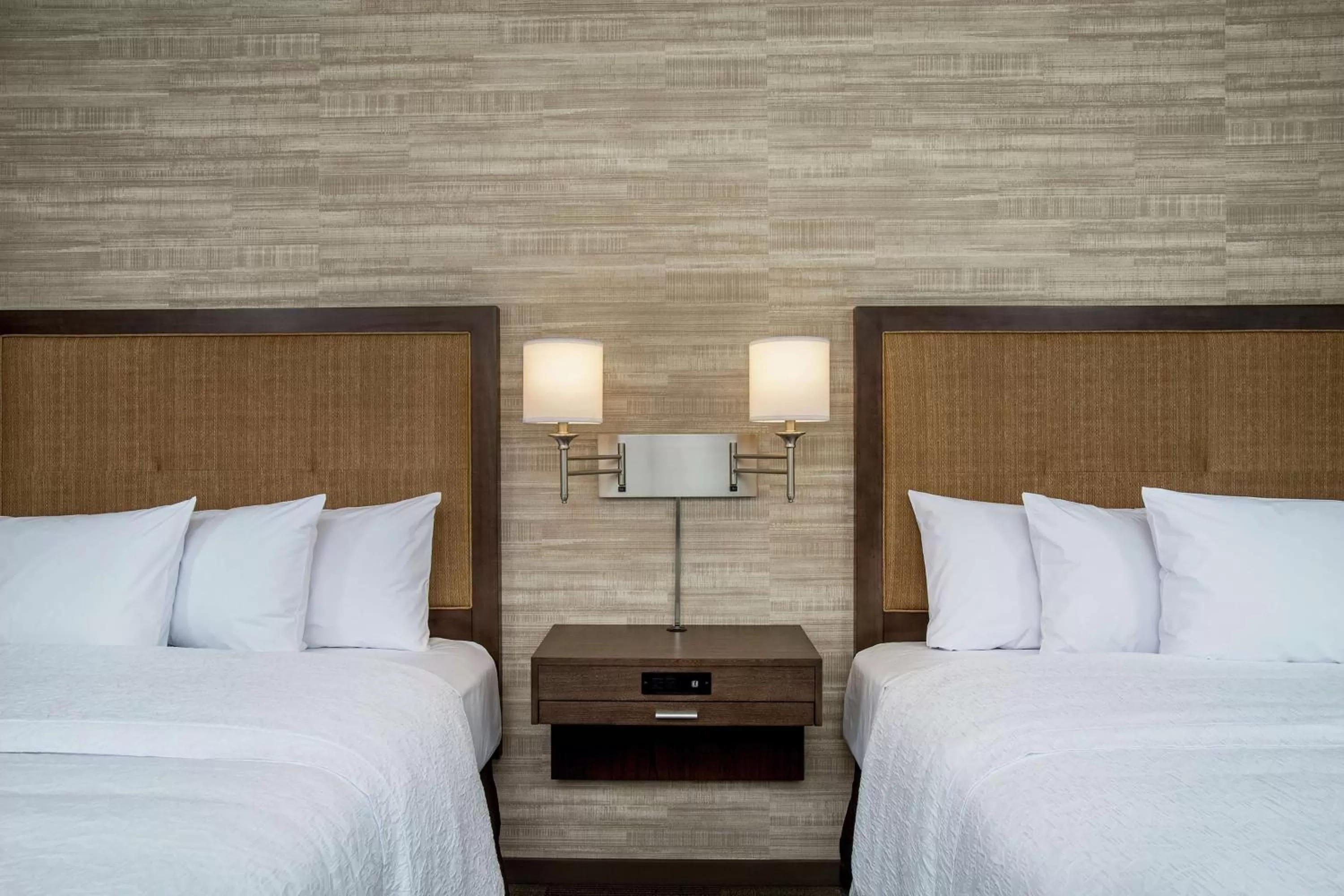 Bed in Hampton Inn & Suites Oahu Kapolei - FREE Parking - No Resort Fee