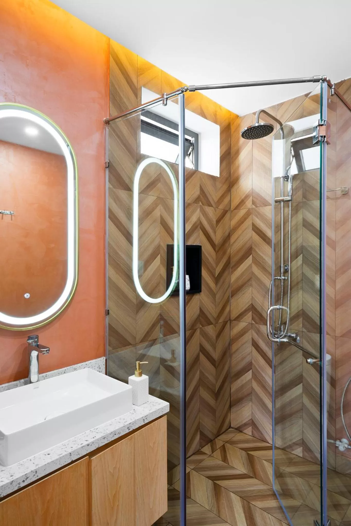 Shower in De La Sol Villa Dalat