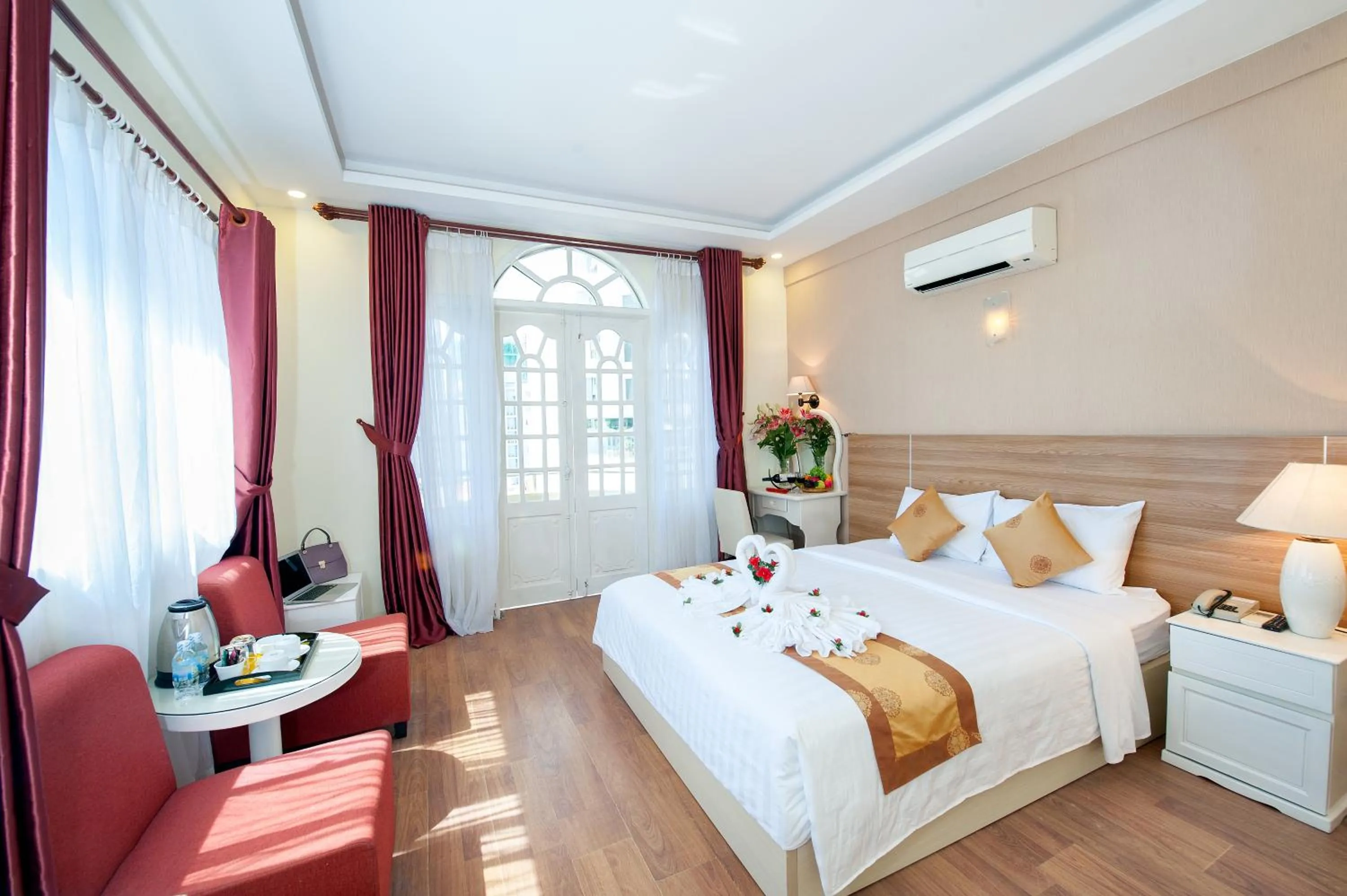 Bedroom, Bed in Palm Beach Hotel