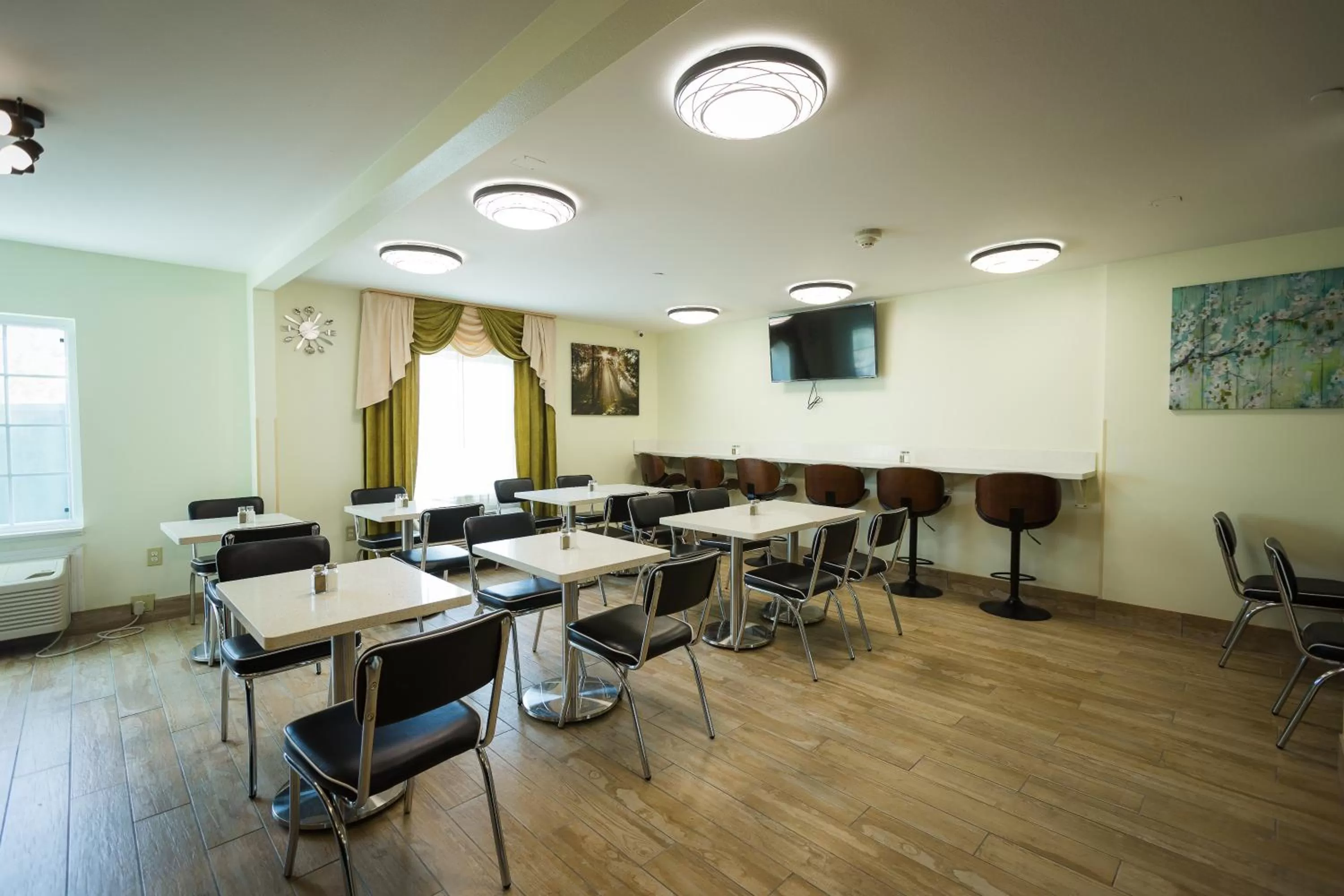 Restaurant/places to eat in Hawthorn Extended Stay by Wyndham Saint Robert