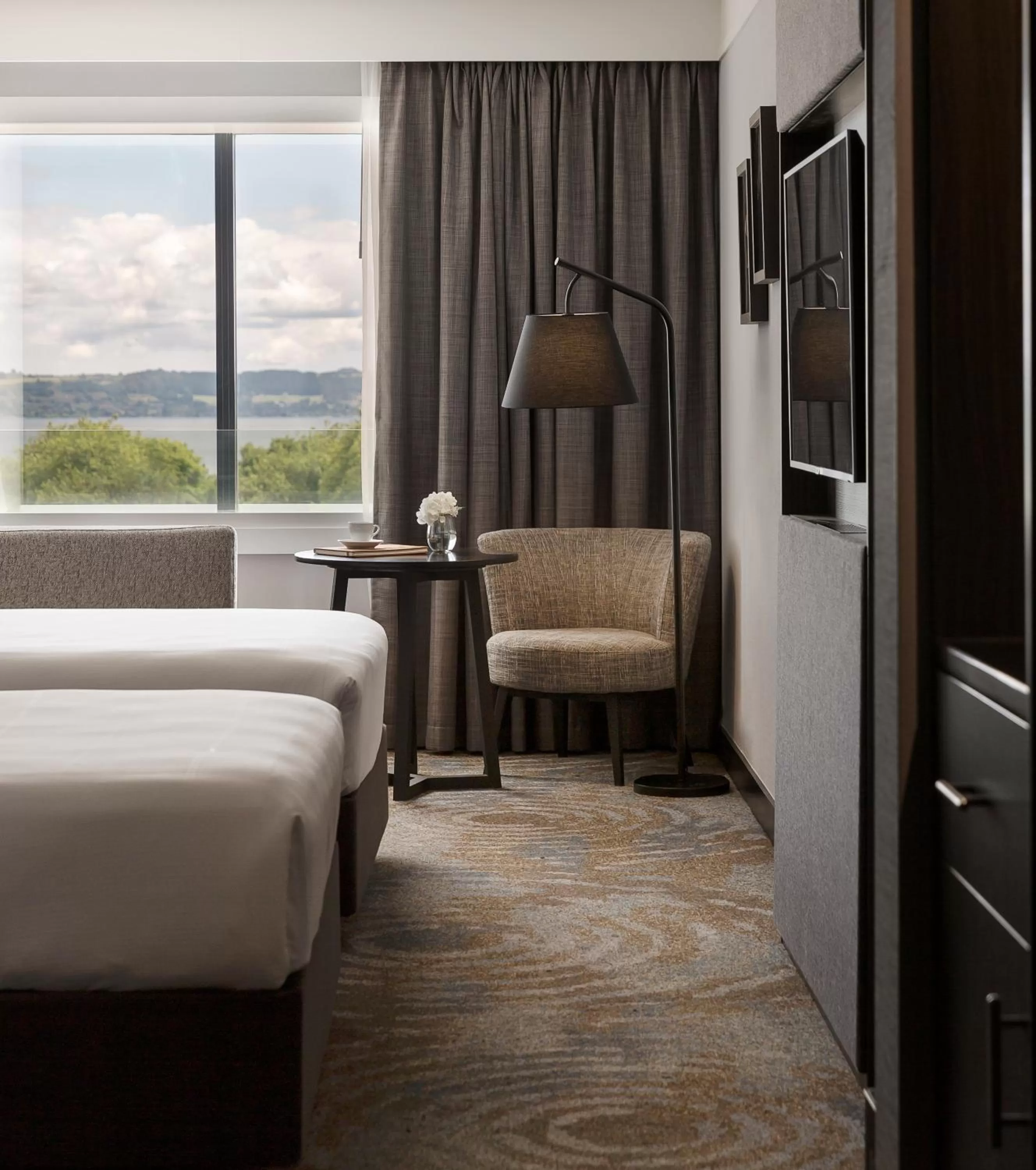 Lake view, Bed in Pullman Rotorua